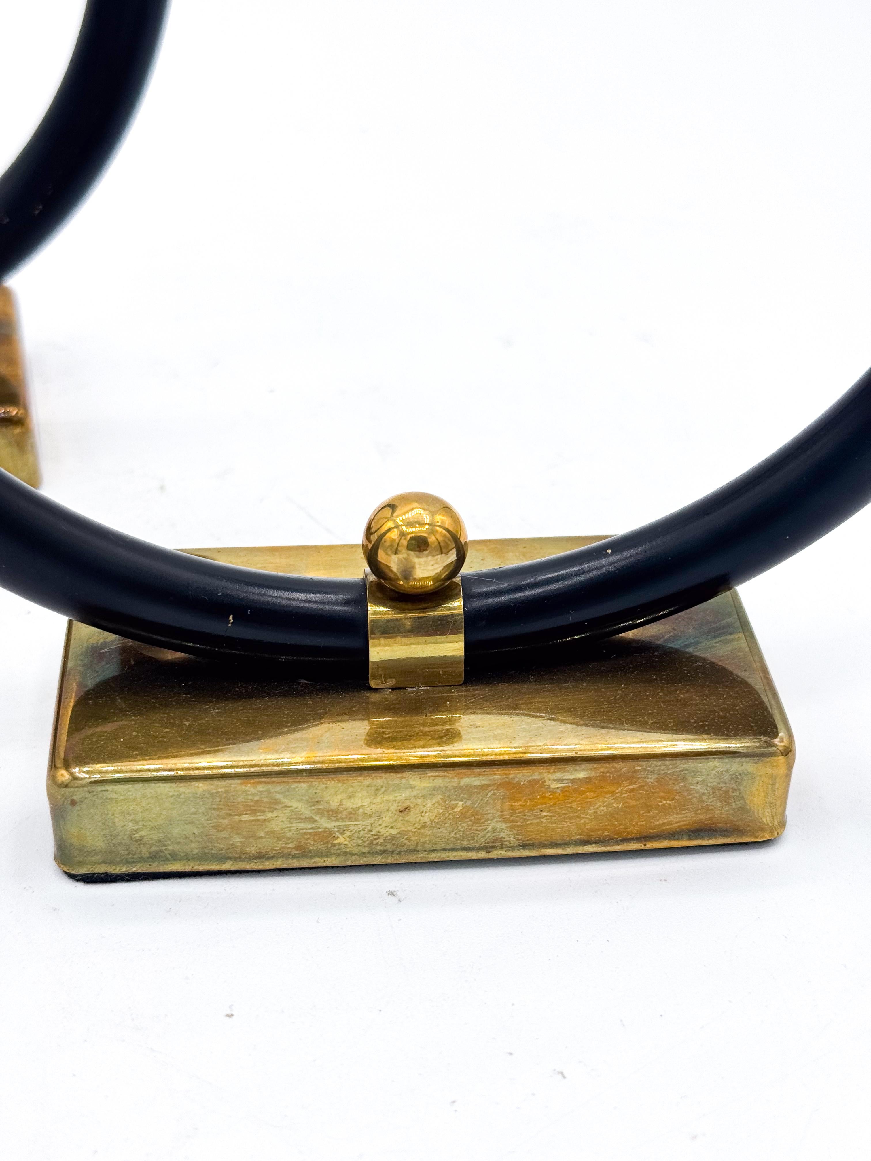 XX secolo Coppia di portacandele scultorei in ottone e anelli neri, postmoderno, anni '80 in vendita