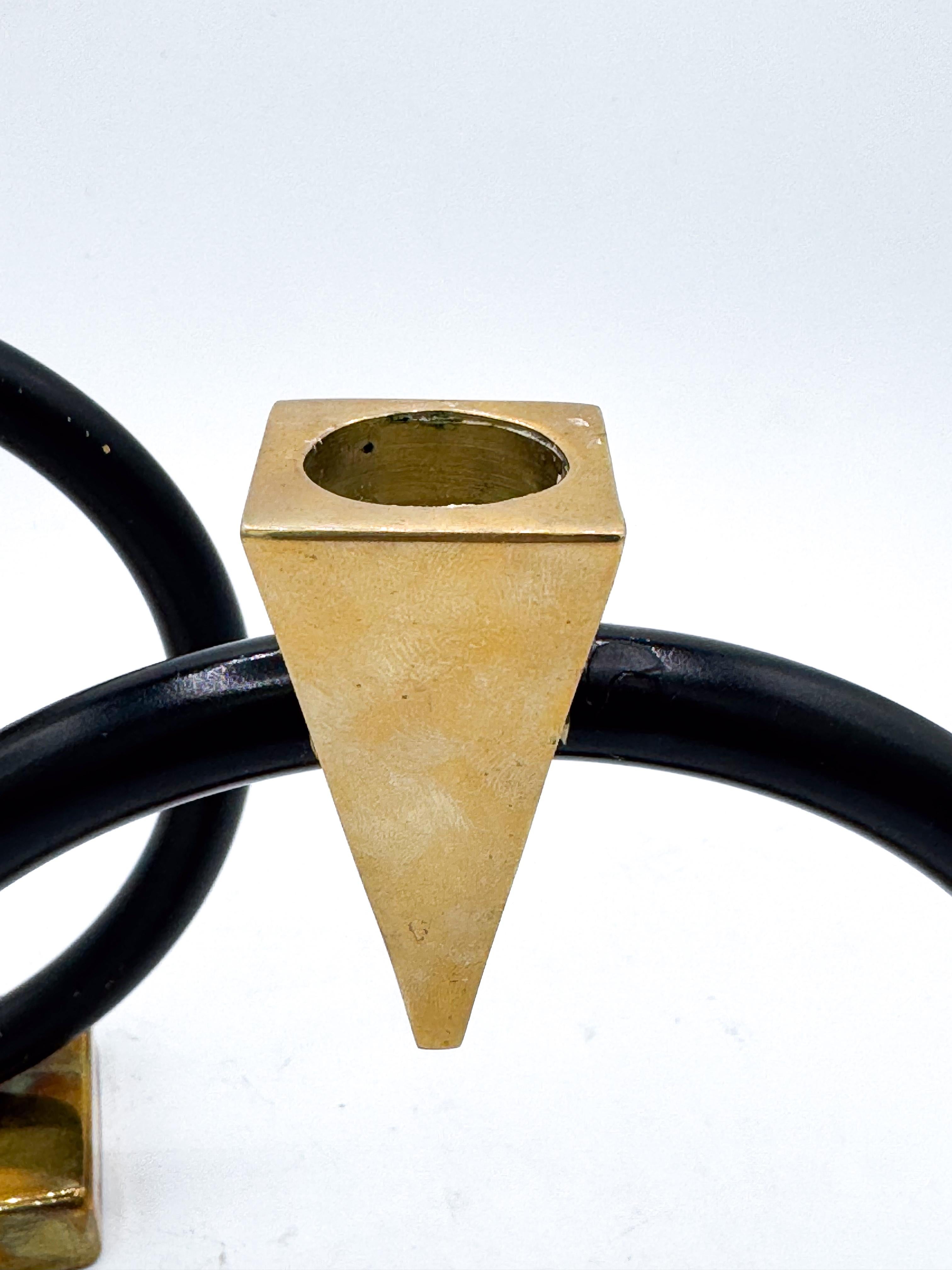 Metallo Coppia di portacandele scultorei in ottone e anelli neri, postmoderno, anni '80 in vendita