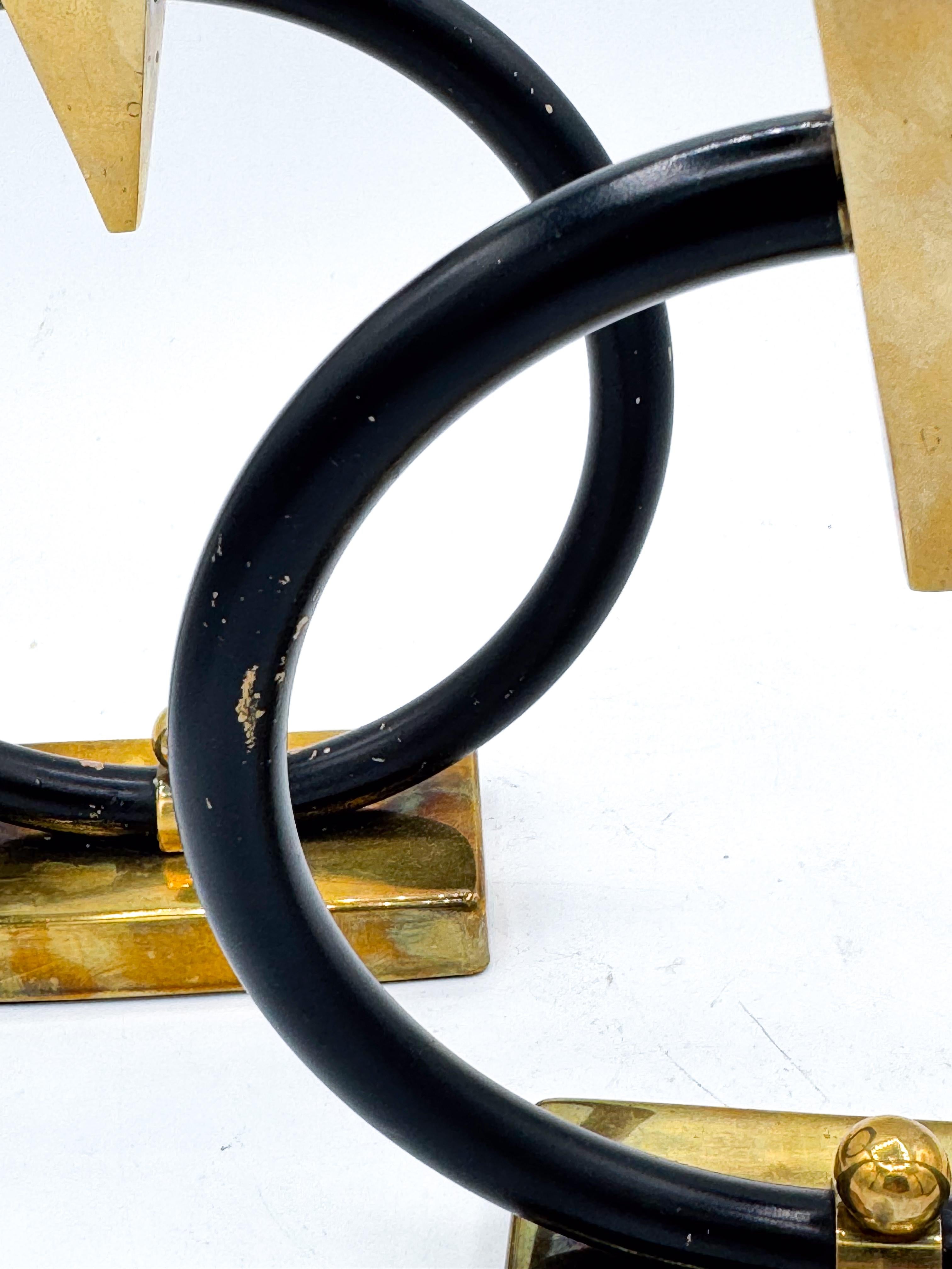 Coppia di portacandele scultorei in ottone e anelli neri, postmoderno, anni '80 in vendita 1