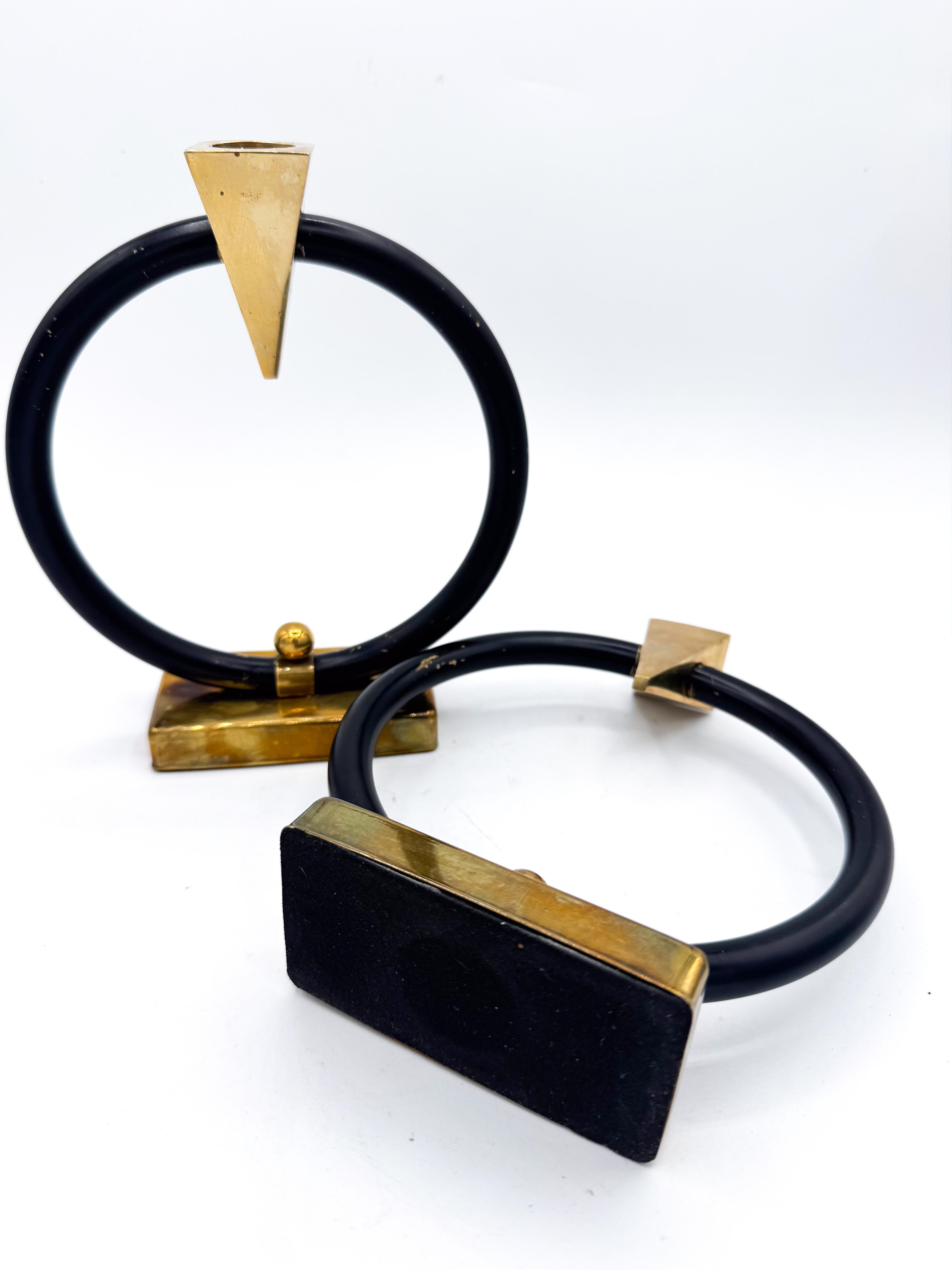 Coppia di portacandele scultorei in ottone e anelli neri, postmoderno, anni '80 in vendita 2