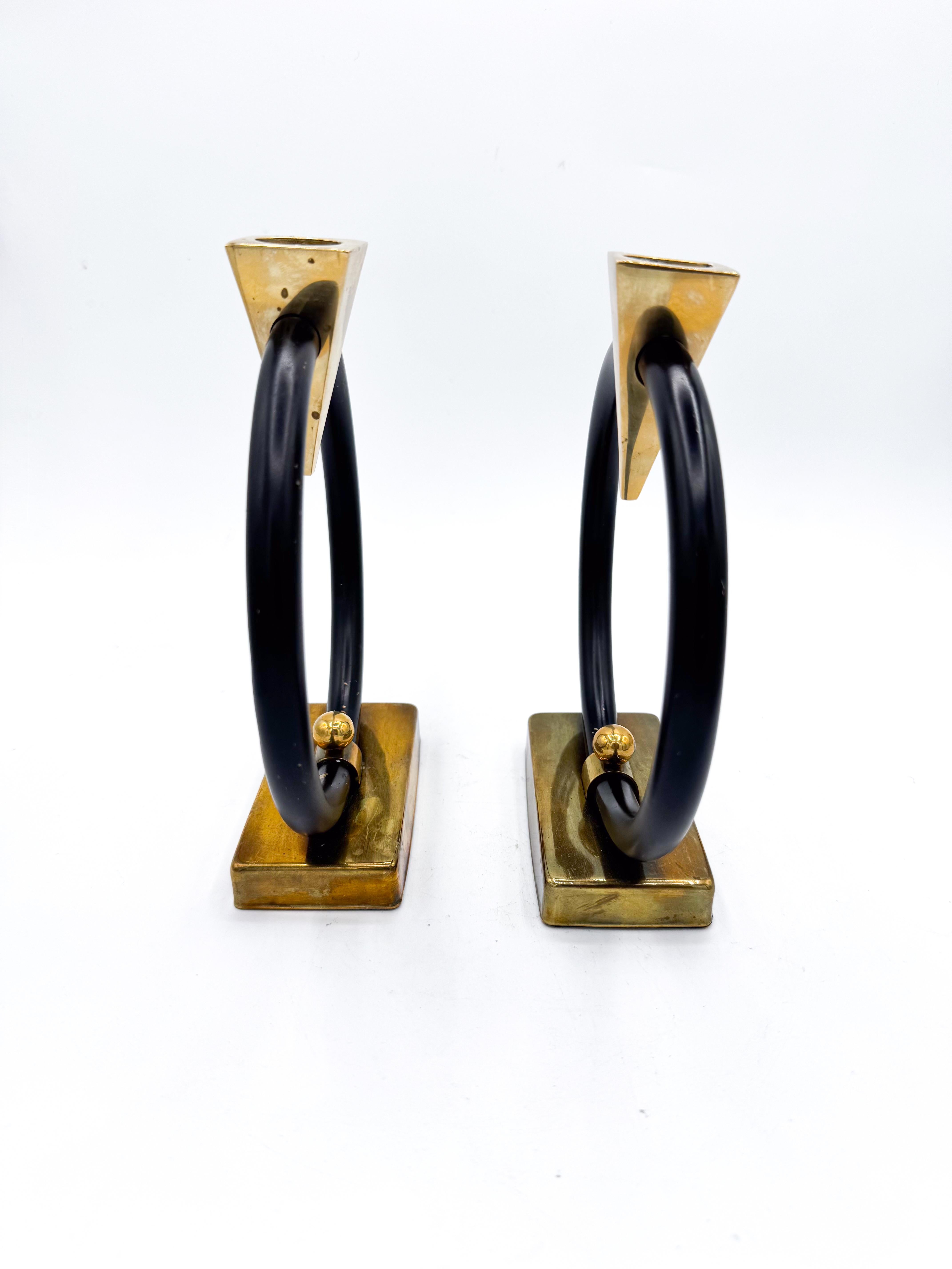 Coppia di portacandele scultorei in ottone e anelli neri, postmoderno, anni '80 in vendita 3