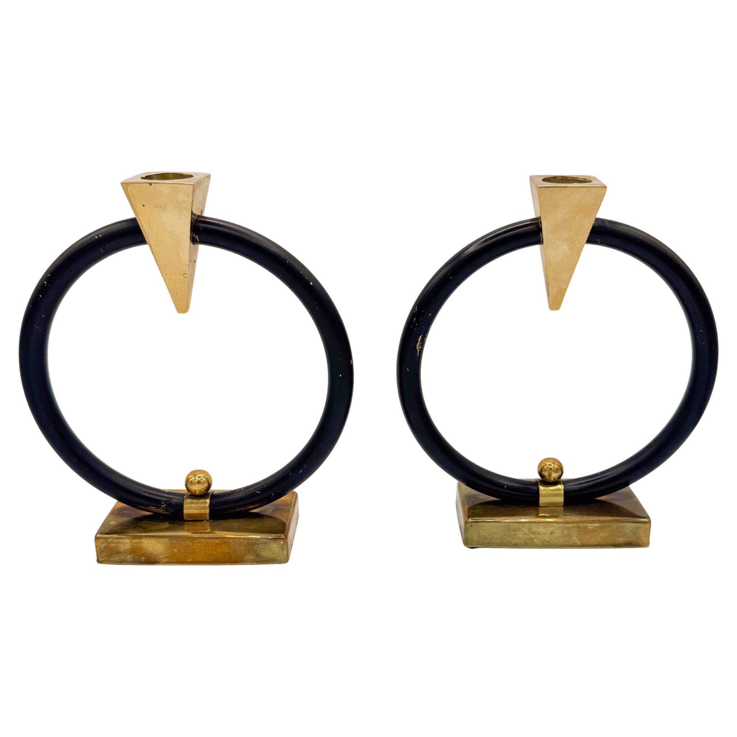 Coppia di portacandele scultorei in ottone e anelli neri, postmoderno, anni '80