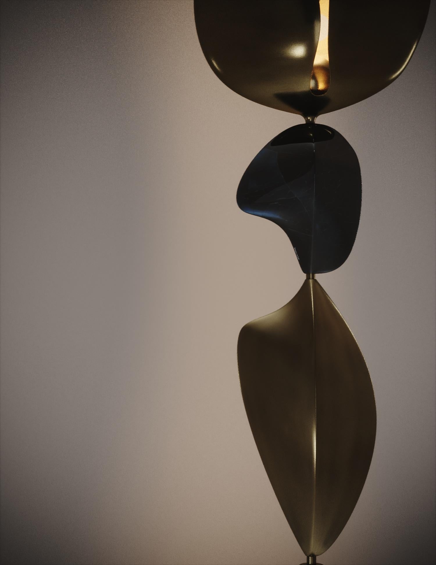 Skulpturale Stehlampen aus Messing mit Muschelintarsien von Kifu Paris, Paar (Intarsie) im Angebot