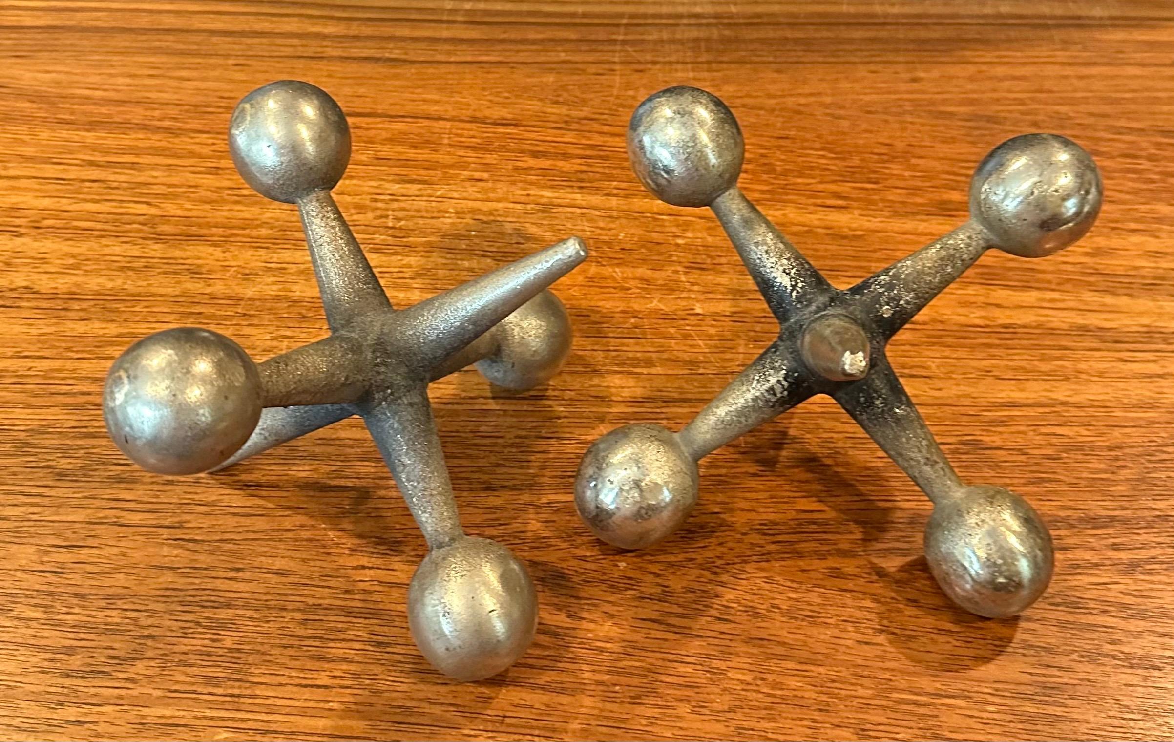 Coppia di fermalibri scultorei in ottone Jack / Jax nello stile di Bill Curry in vendita 3