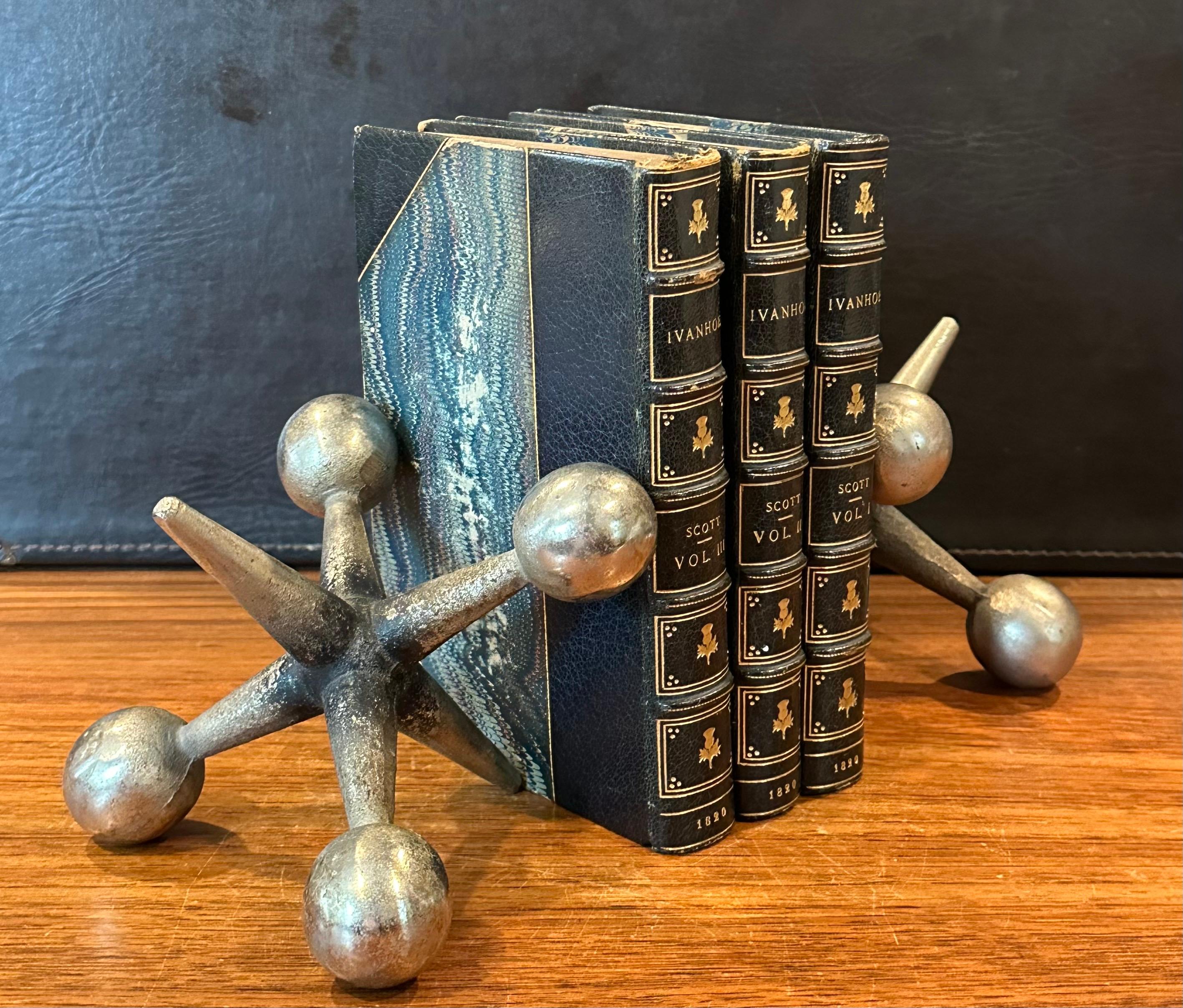 Coppia di fermalibri scultorei in ottone Jack / Jax nello stile di Bill Curry in vendita 7