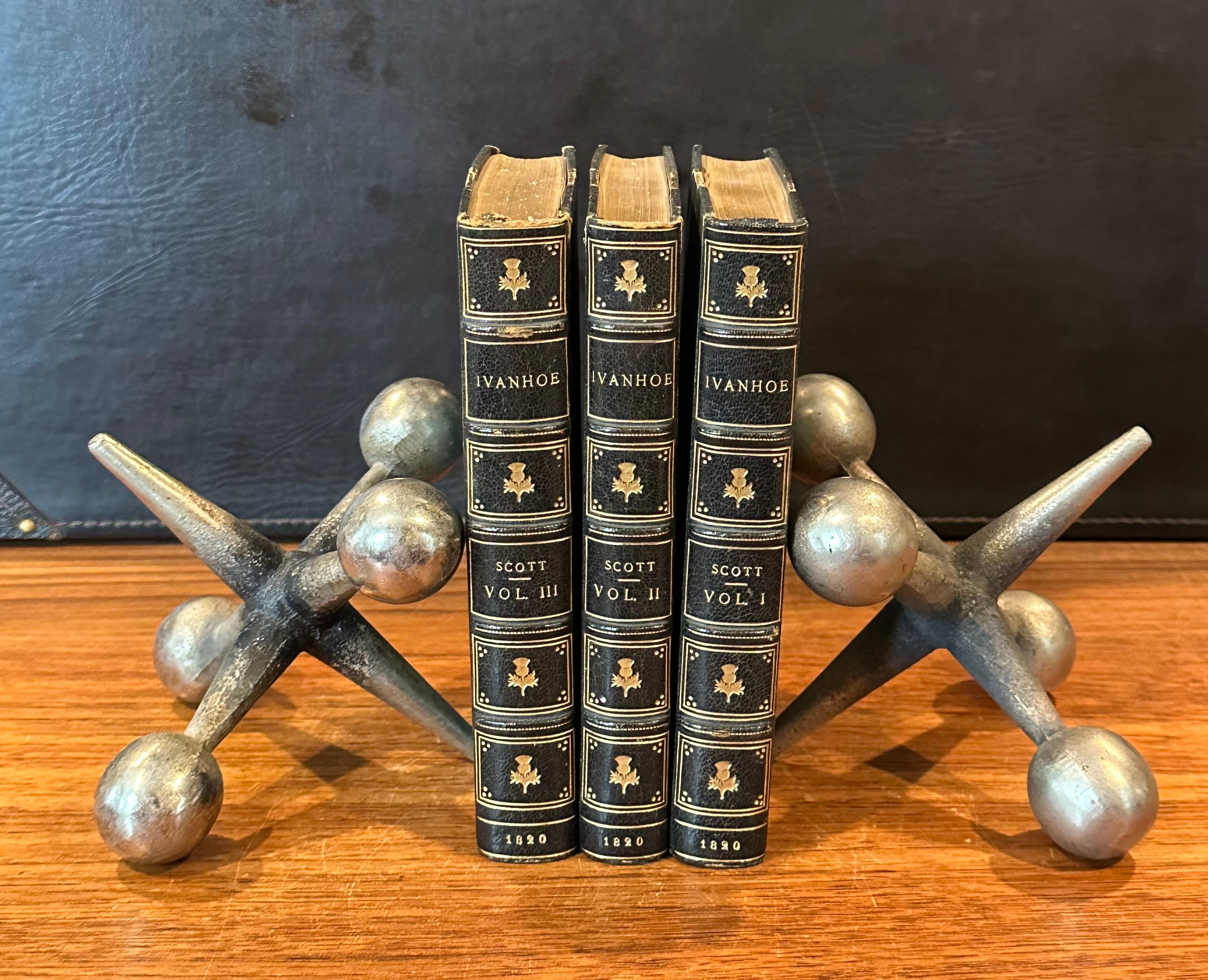 Coppia di fermalibri scultorei in ottone Jack / Jax nello stile di Bill Curry in vendita 8