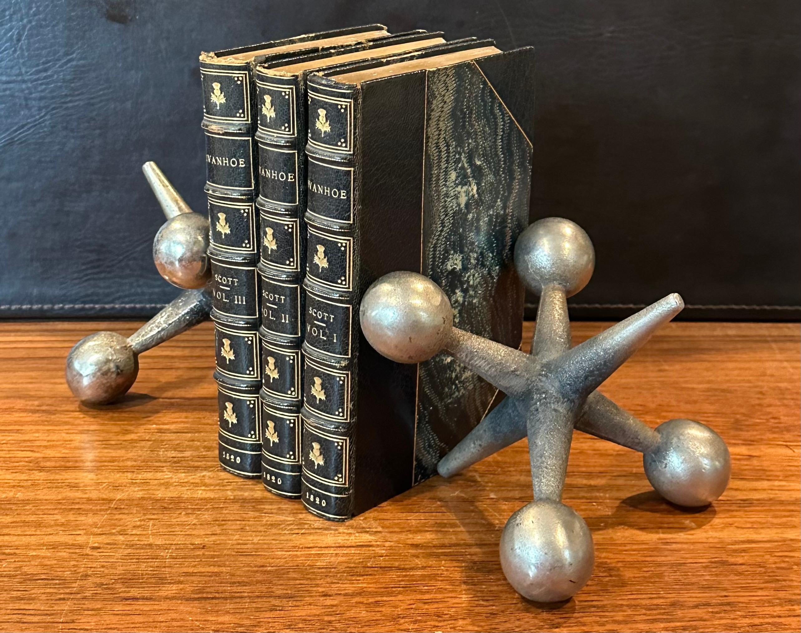 Coppia di fermalibri scultorei in ottone Jack / Jax nello stile di Bill Curry in vendita 9