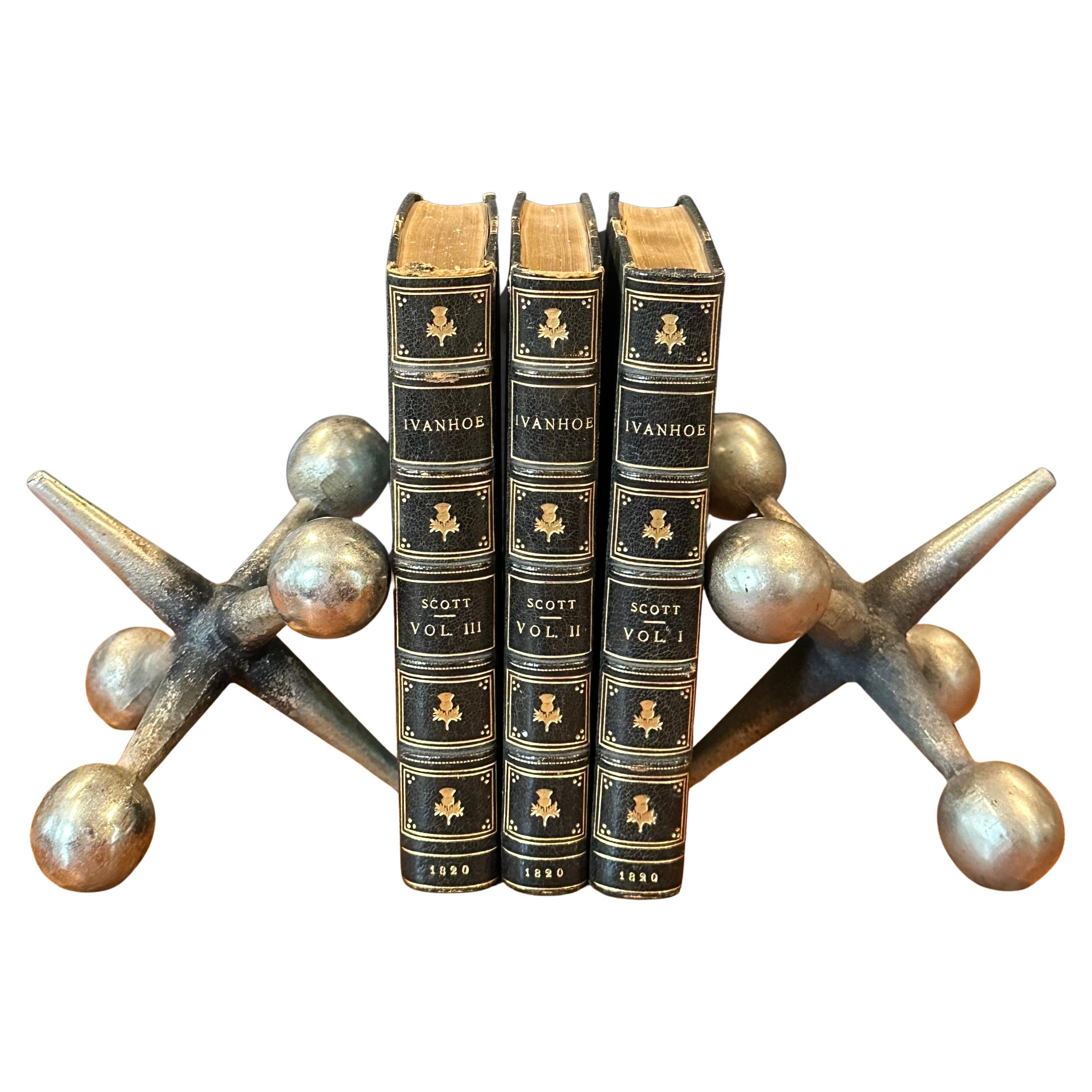 Mid-Century moderno Coppia di fermalibri scultorei in ottone Jack / Jax nello stile di Bill Curry in vendita