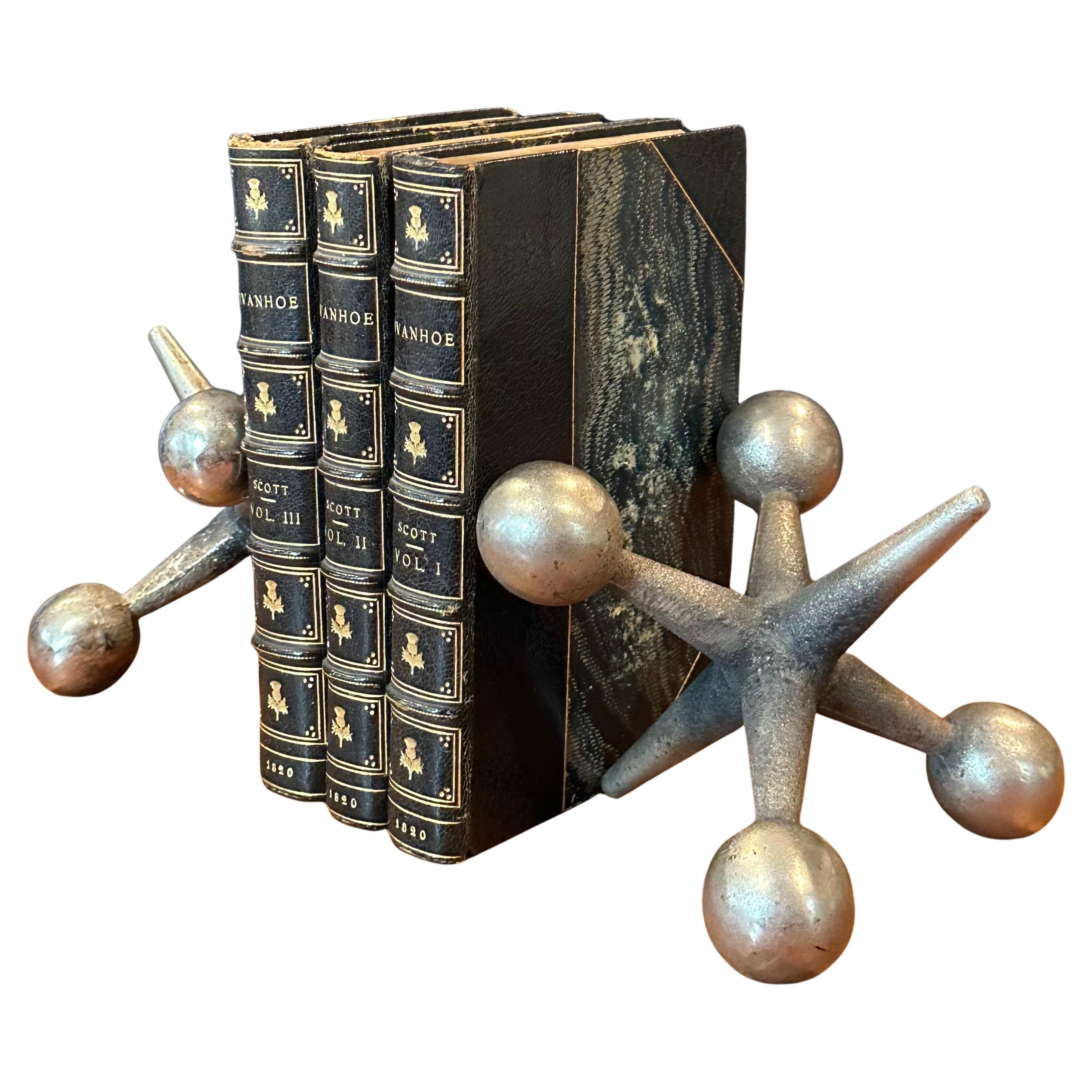 Americano Coppia di fermalibri scultorei in ottone Jack / Jax nello stile di Bill Curry in vendita