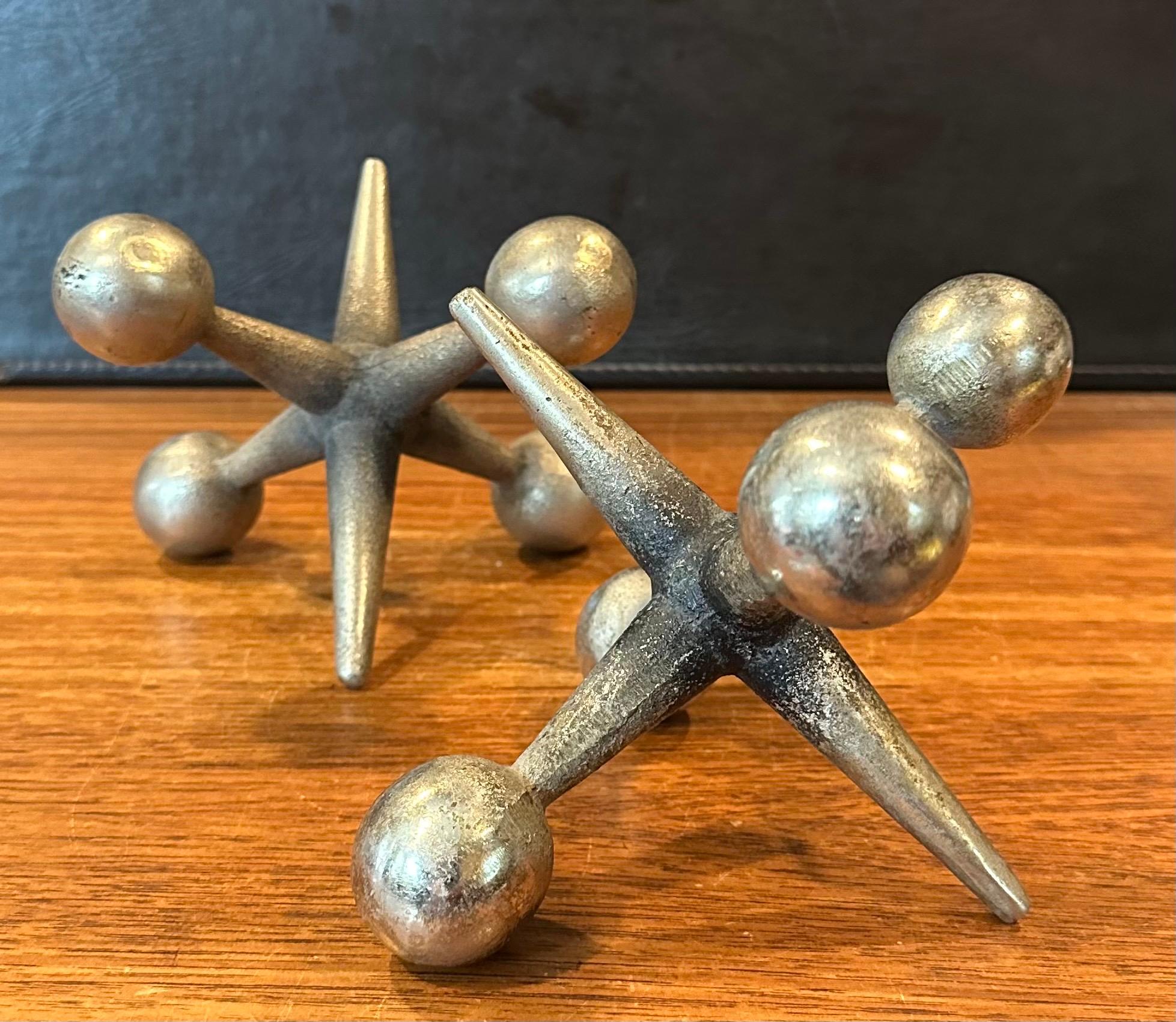 Ferro Coppia di fermalibri scultorei in ottone Jack / Jax nello stile di Bill Curry in vendita