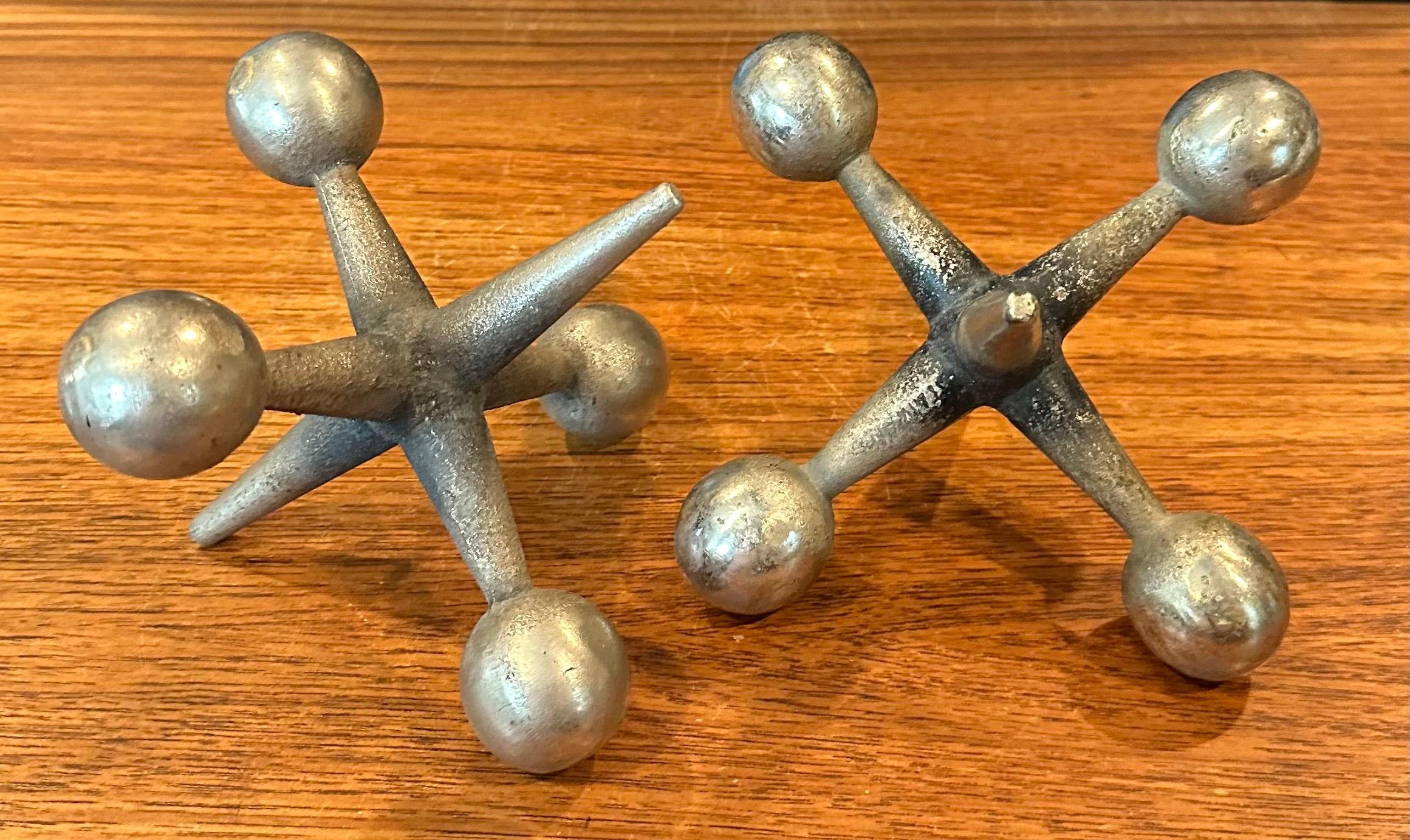 Coppia di fermalibri scultorei in ottone Jack / Jax nello stile di Bill Curry in vendita 1