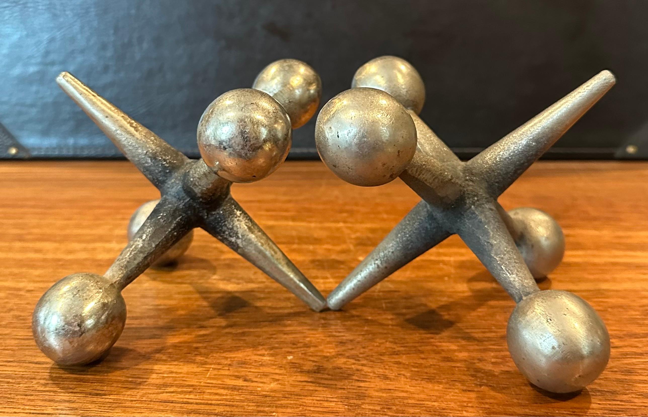 Coppia di fermalibri scultorei in ottone Jack / Jax nello stile di Bill Curry in vendita 2