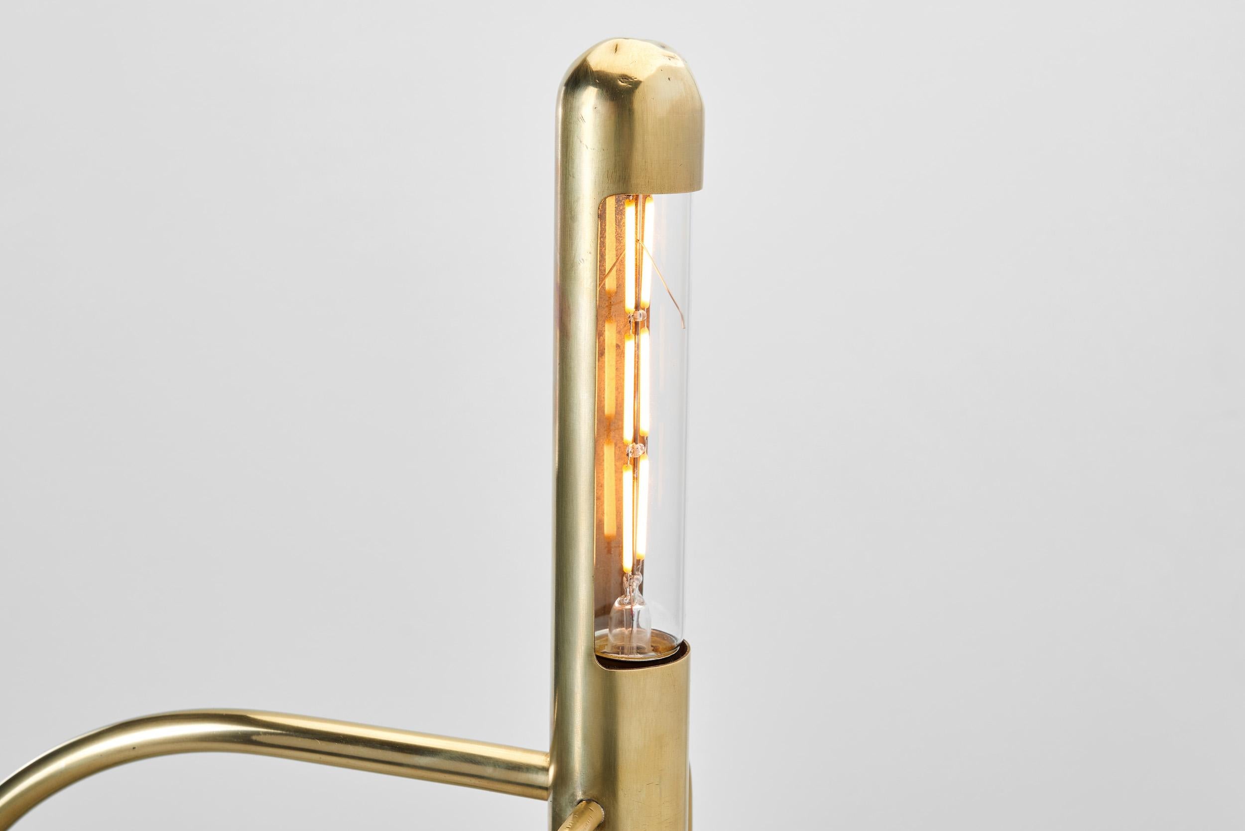 Pareja de lámparas de pared escultóricas de latón, Europa Mediados del siglo XX 5