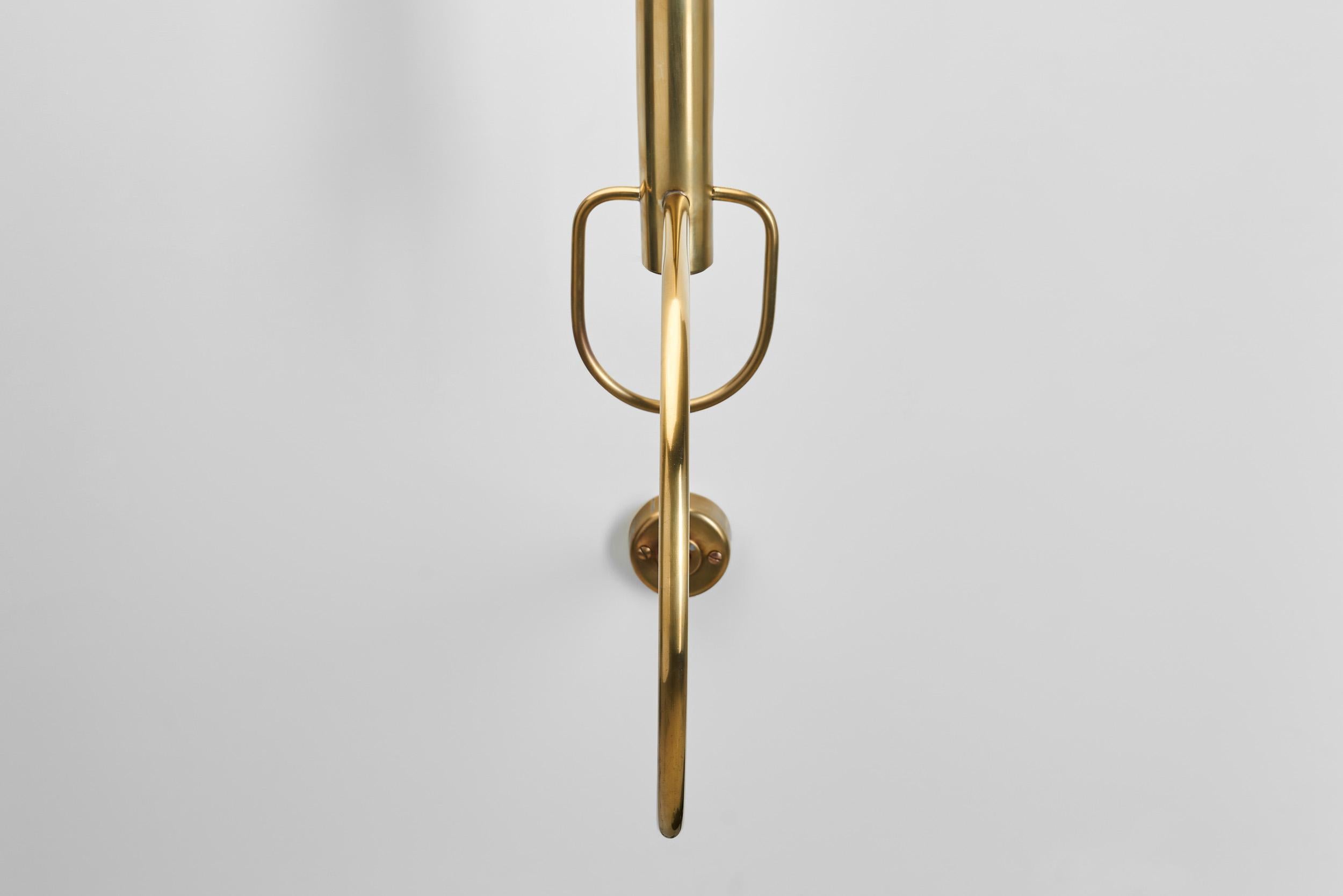 Pareja de lámparas de pared escultóricas de latón, Europa Mediados del siglo XX 7