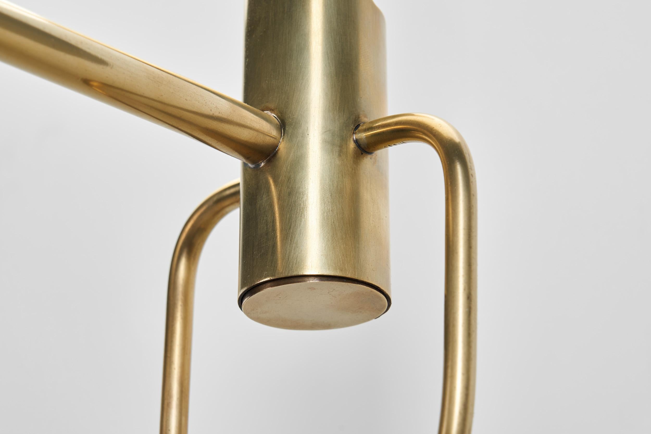 Pareja de lámparas de pared escultóricas de latón, Europa Mediados del siglo XX 9