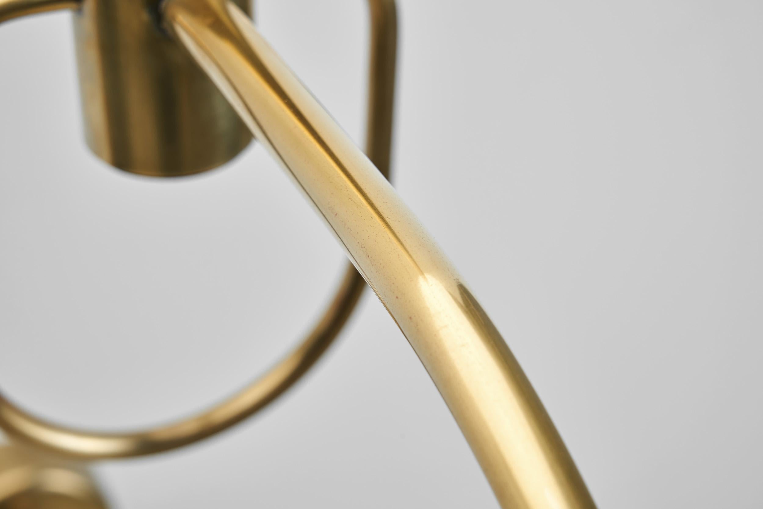 Pareja de lámparas de pared escultóricas de latón, Europa Mediados del siglo XX 11