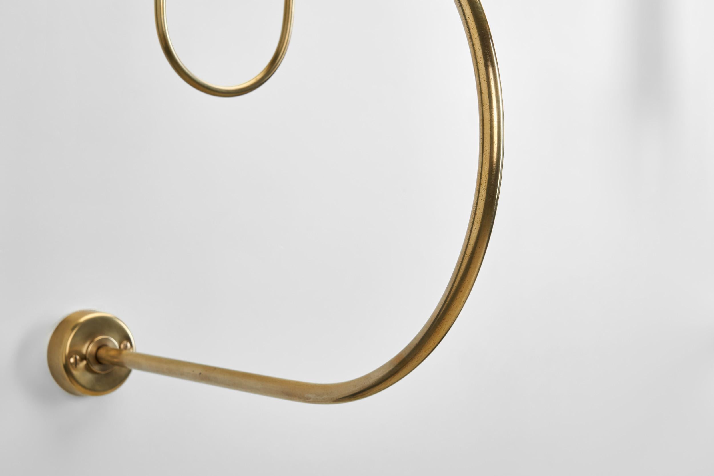 Pareja de lámparas de pared escultóricas de latón, Europa Mediados del siglo XX 12