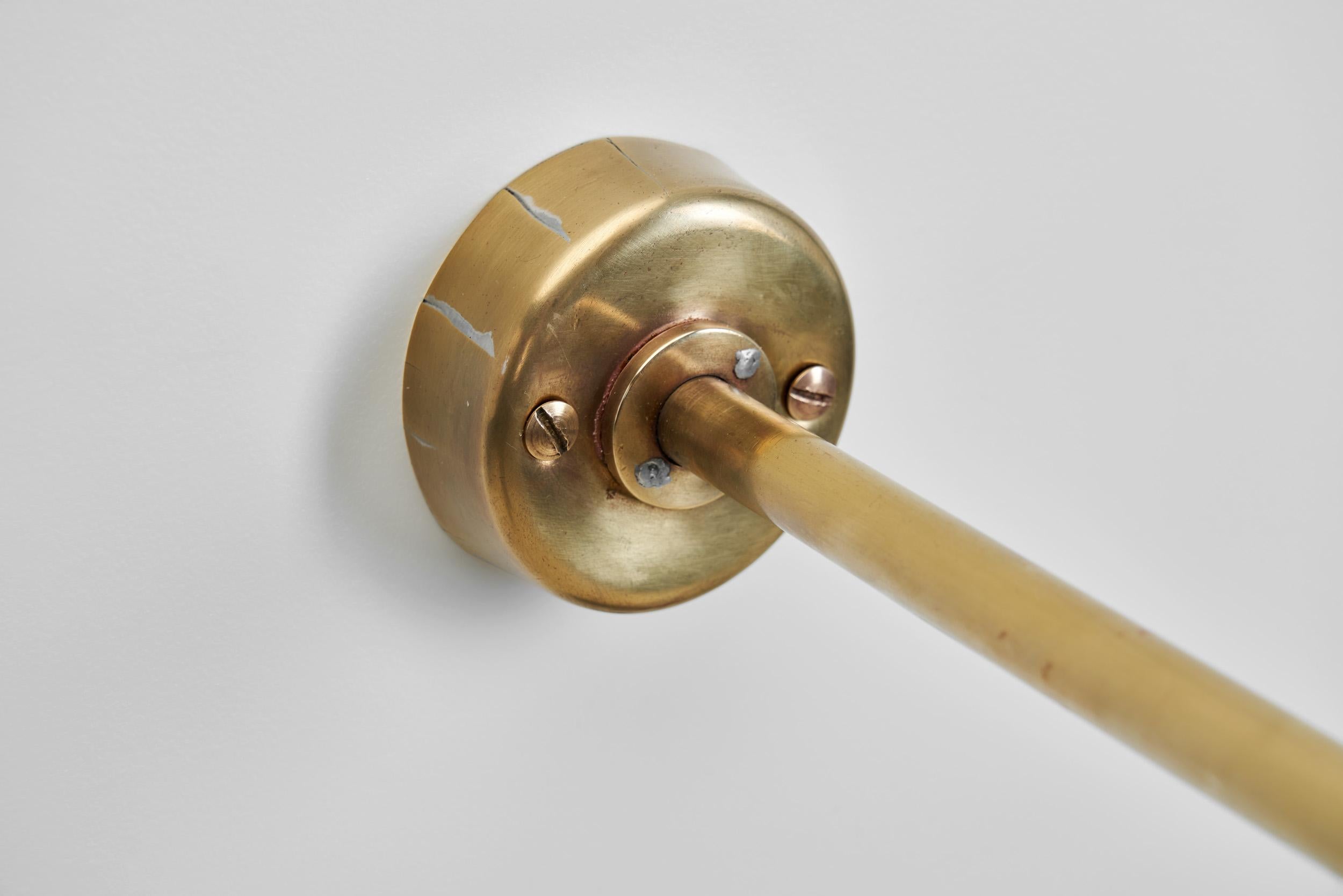 Pareja de lámparas de pared escultóricas de latón, Europa Mediados del siglo XX 13