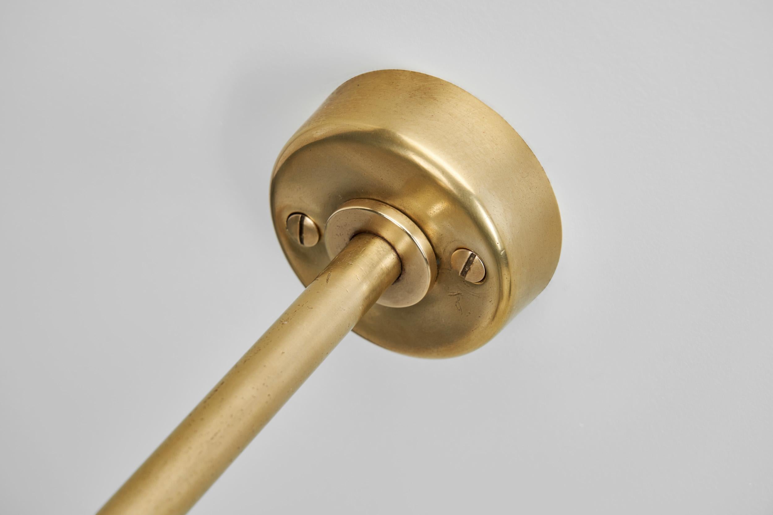 Pareja de lámparas de pared escultóricas de latón, Europa Mediados del siglo XX 14