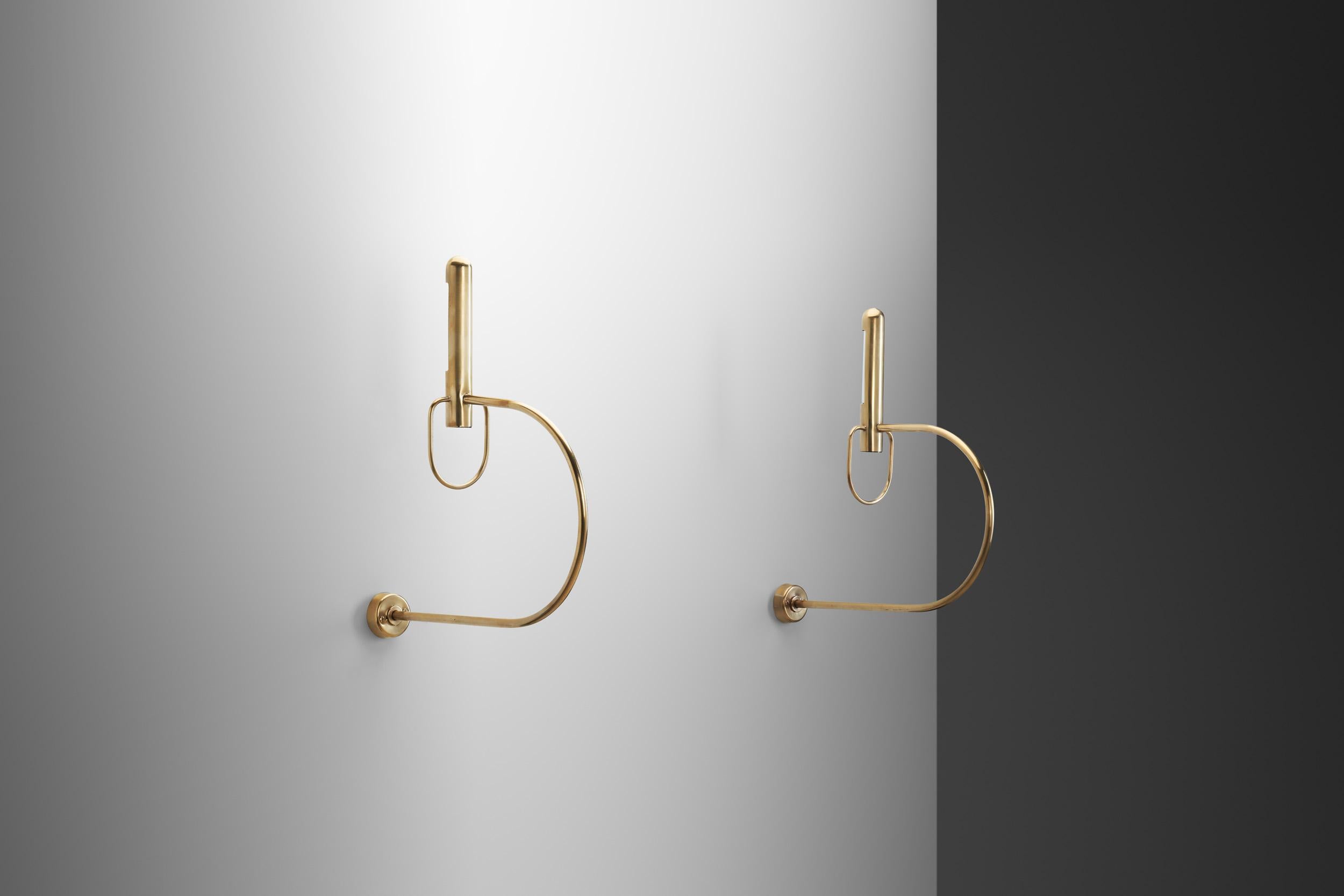 Pareja de lámparas de pared escultóricas de latón, Europa Mediados del siglo XX Moderno de mediados de siglo