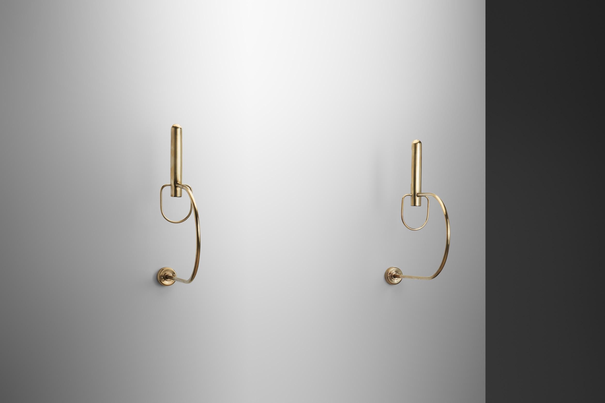 Pareja de lámparas de pared escultóricas de latón, Europa Mediados del siglo XX Latón