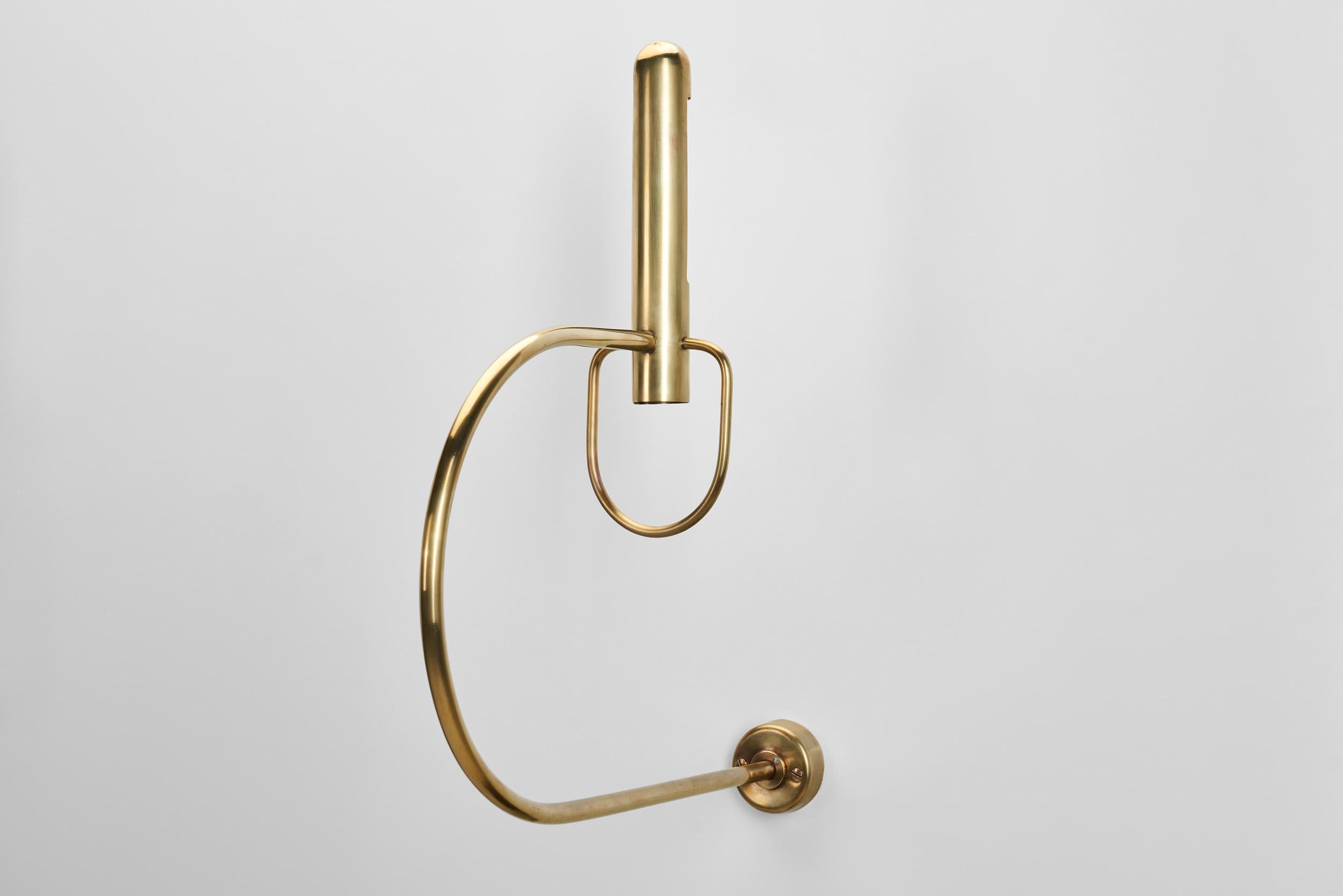 Pareja de lámparas de pared escultóricas de latón, Europa Mediados del siglo XX 4