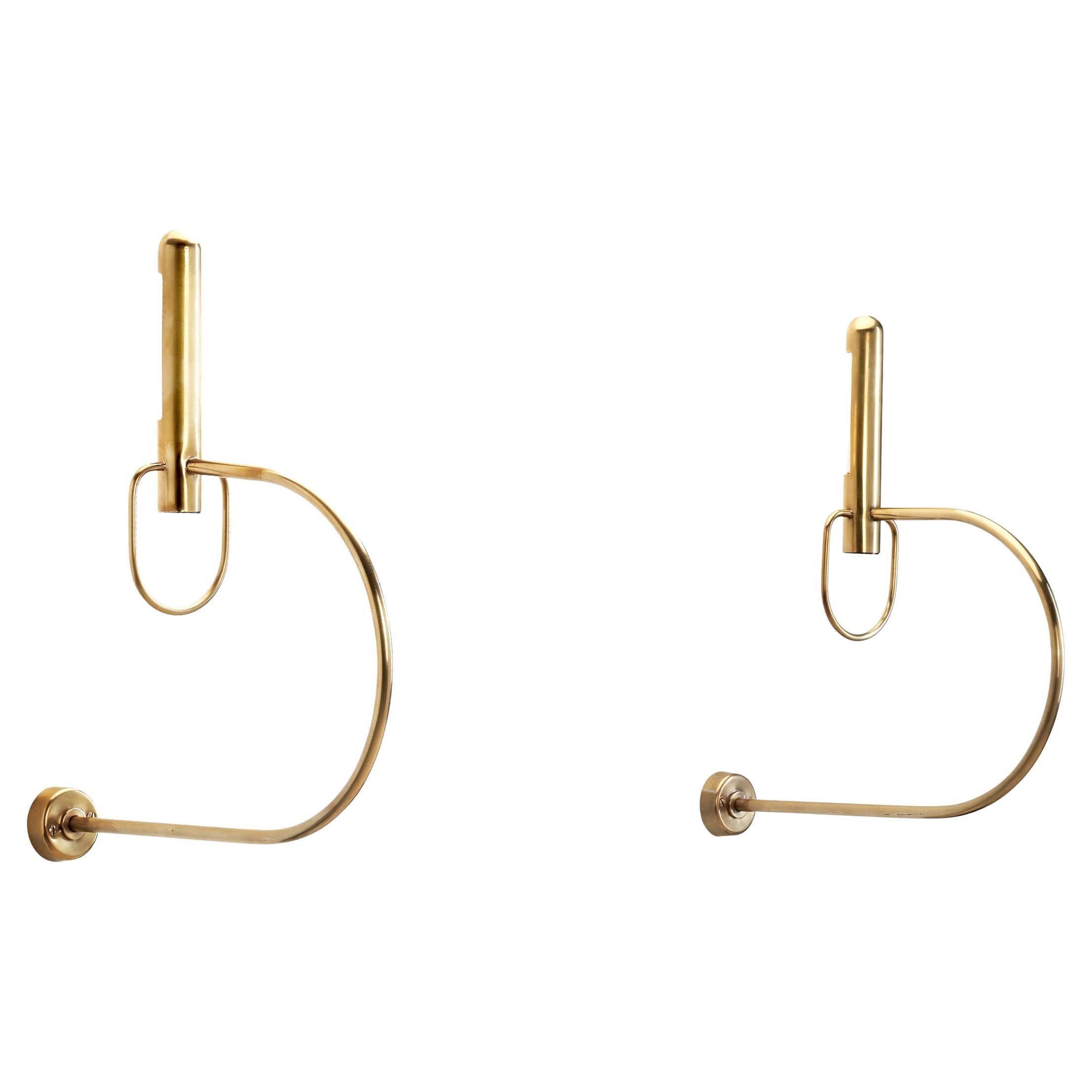 Paire d
appliques sculpturales en laiton, Europe, milieu du 20e siècle