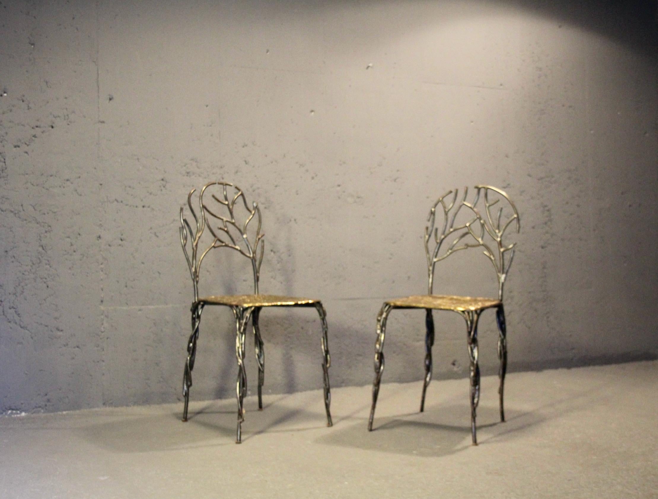 Metallo Coppia di sedie scultoree in bronzo e metallo in vendita