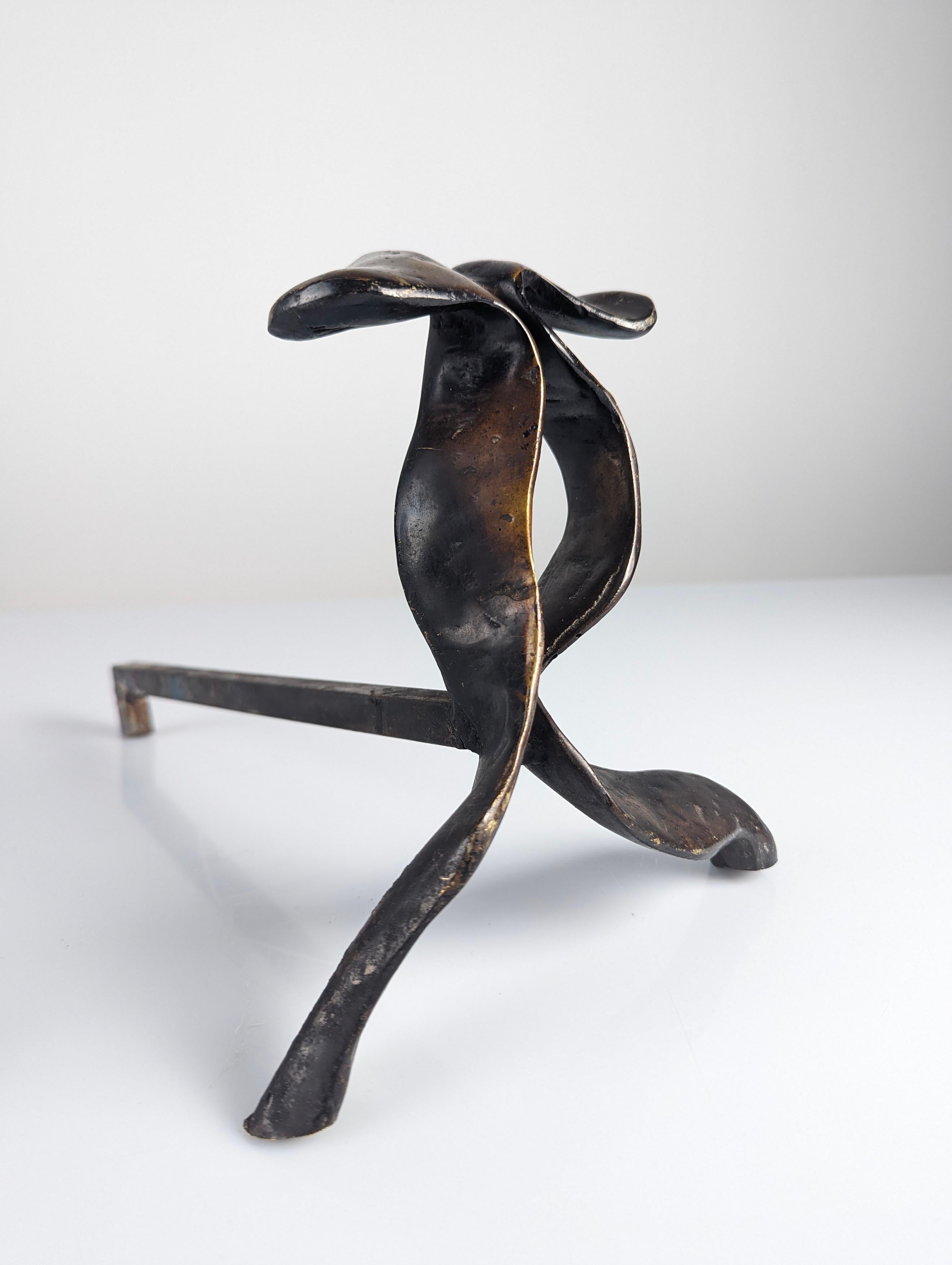 Pair of sculptural bronze andirons In Fair Condition For Sale In Benalmadena, ES