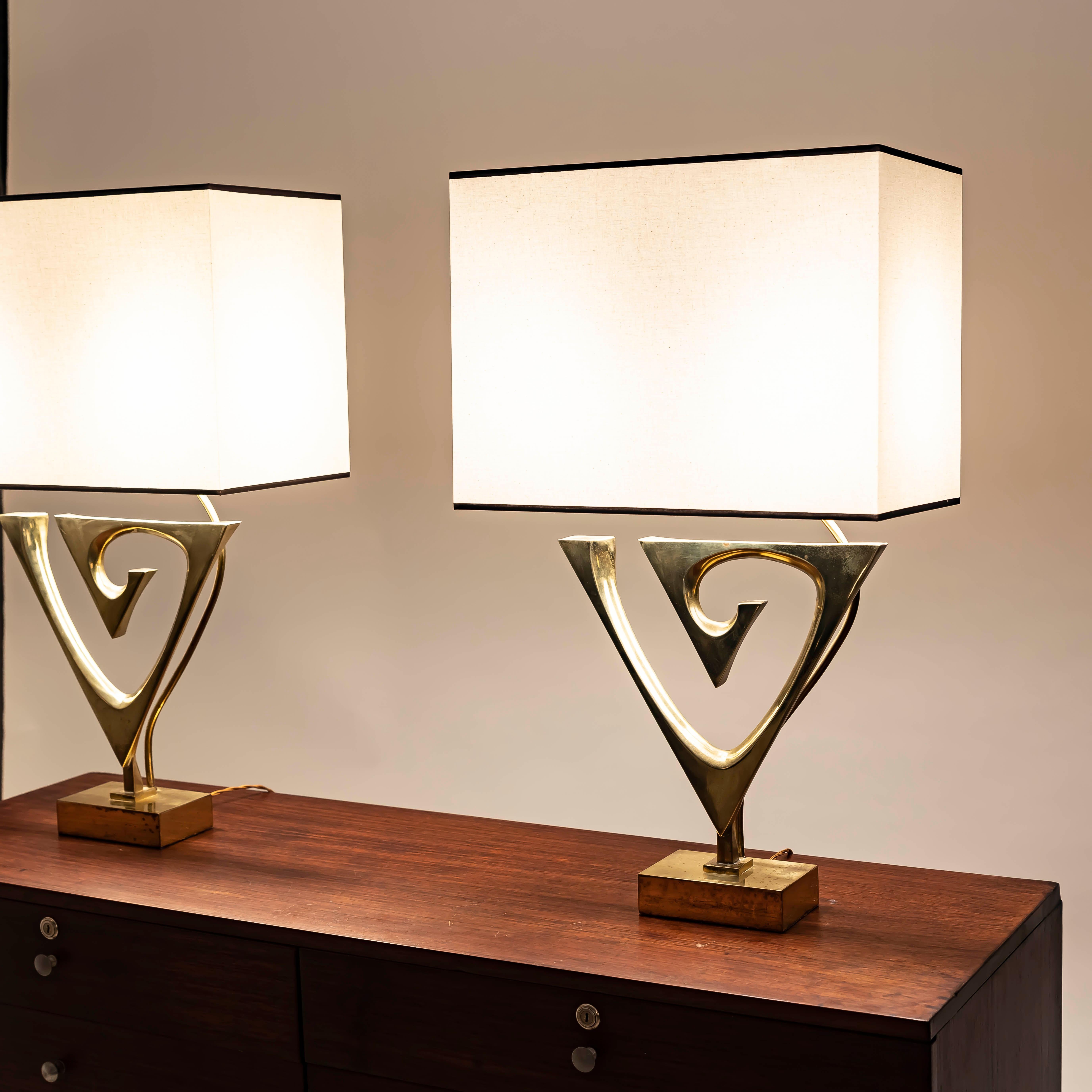 Questa coppia di lampade da tavolo scultoree in bronzo massiccio, firmate dal designer belga Willy Daro e create intorno al 1970, sono esempi sorprendenti di design europeo di metà secolo in cui l'illuminazione incontra la scultura. Le loro forme