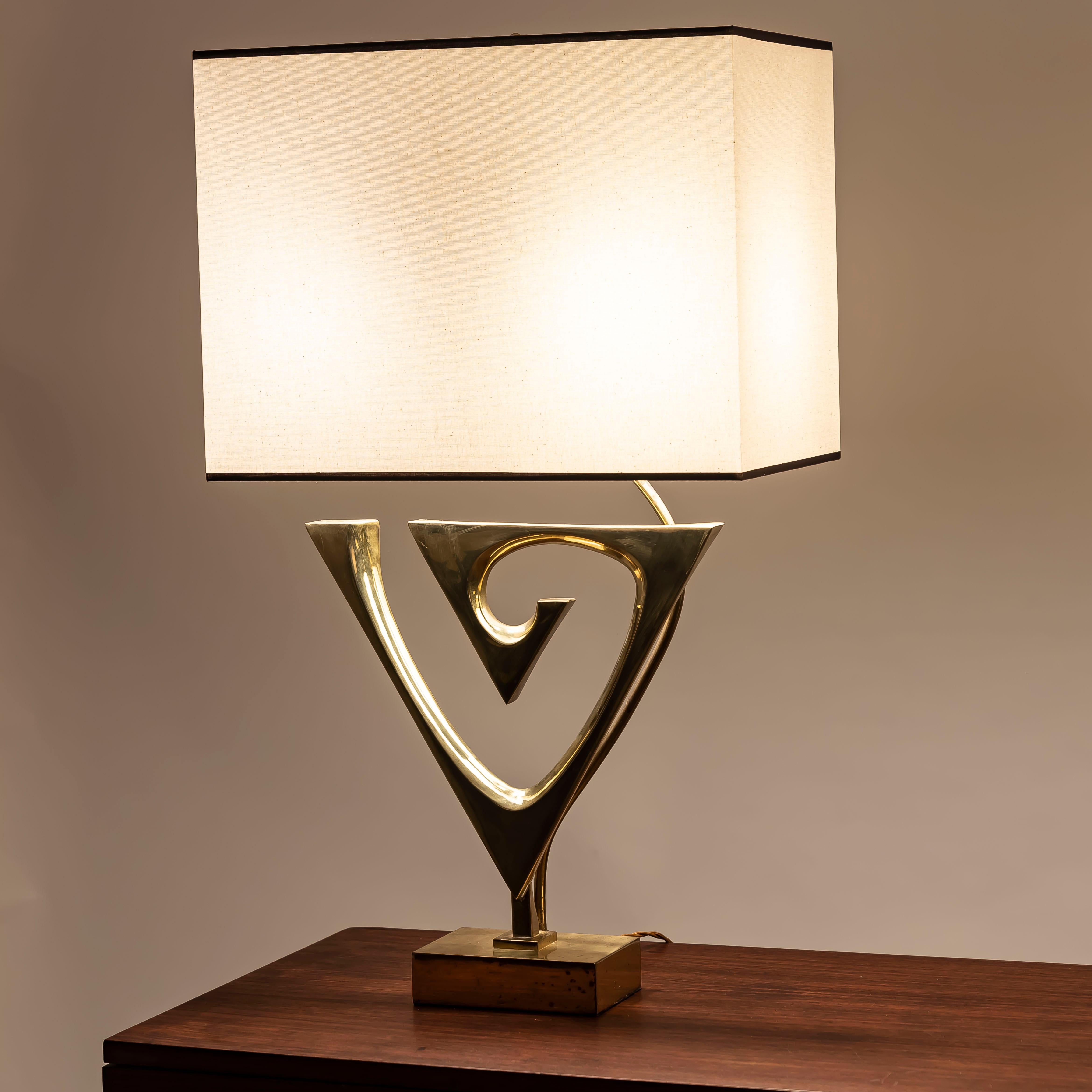Mid-Century moderno Coppia di lampade da tavolo scultoree in bronzo di Willy Daro, Belgio, anni '70 in vendita