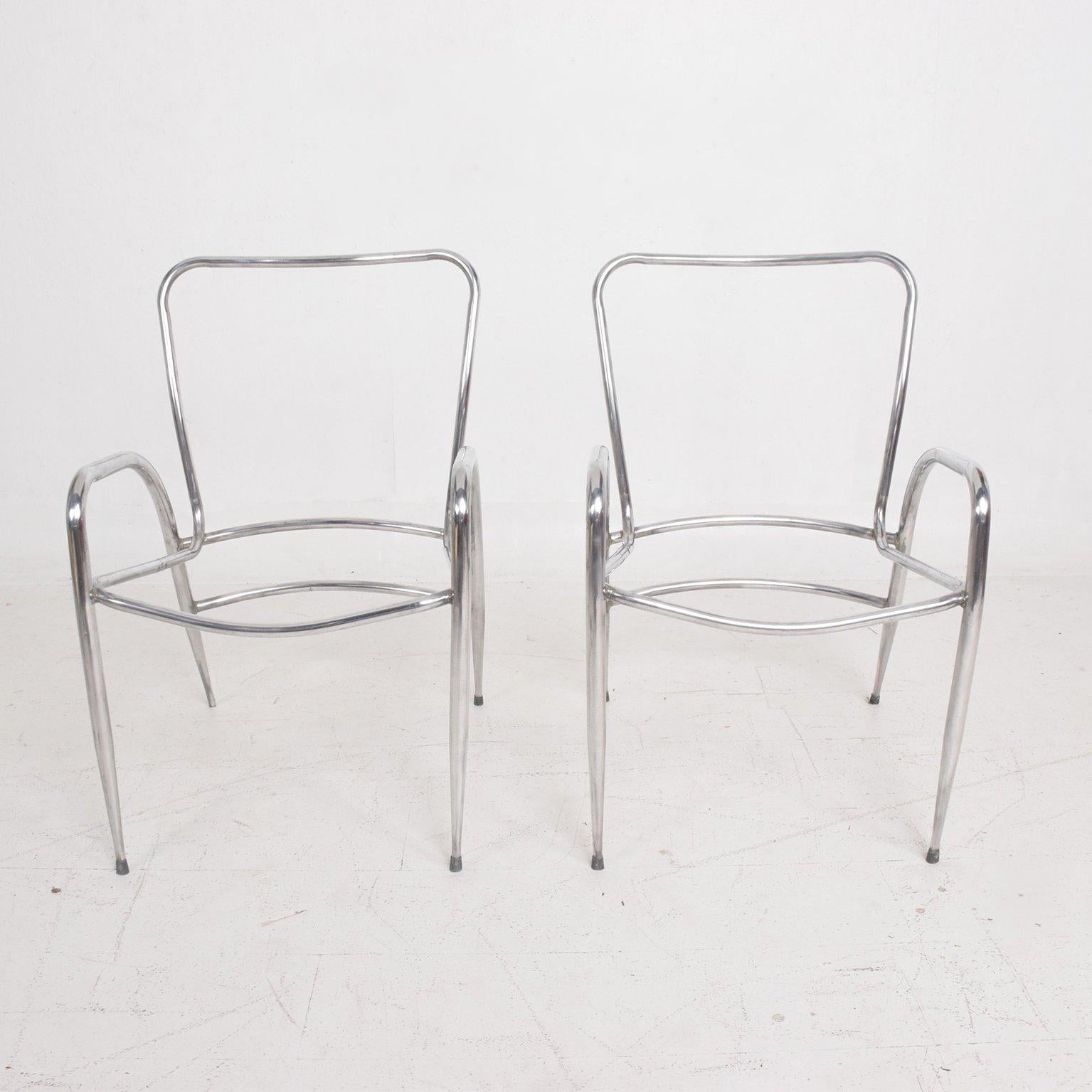 For your consideration a pair of sculptural patio chairs by Brown Jordan. Polished aluminum arm chairs with sculptural shape. Ultra light.

They can re-roped with the material of your choice. 

USA, circa 1960s.
Measure: 30 3/4