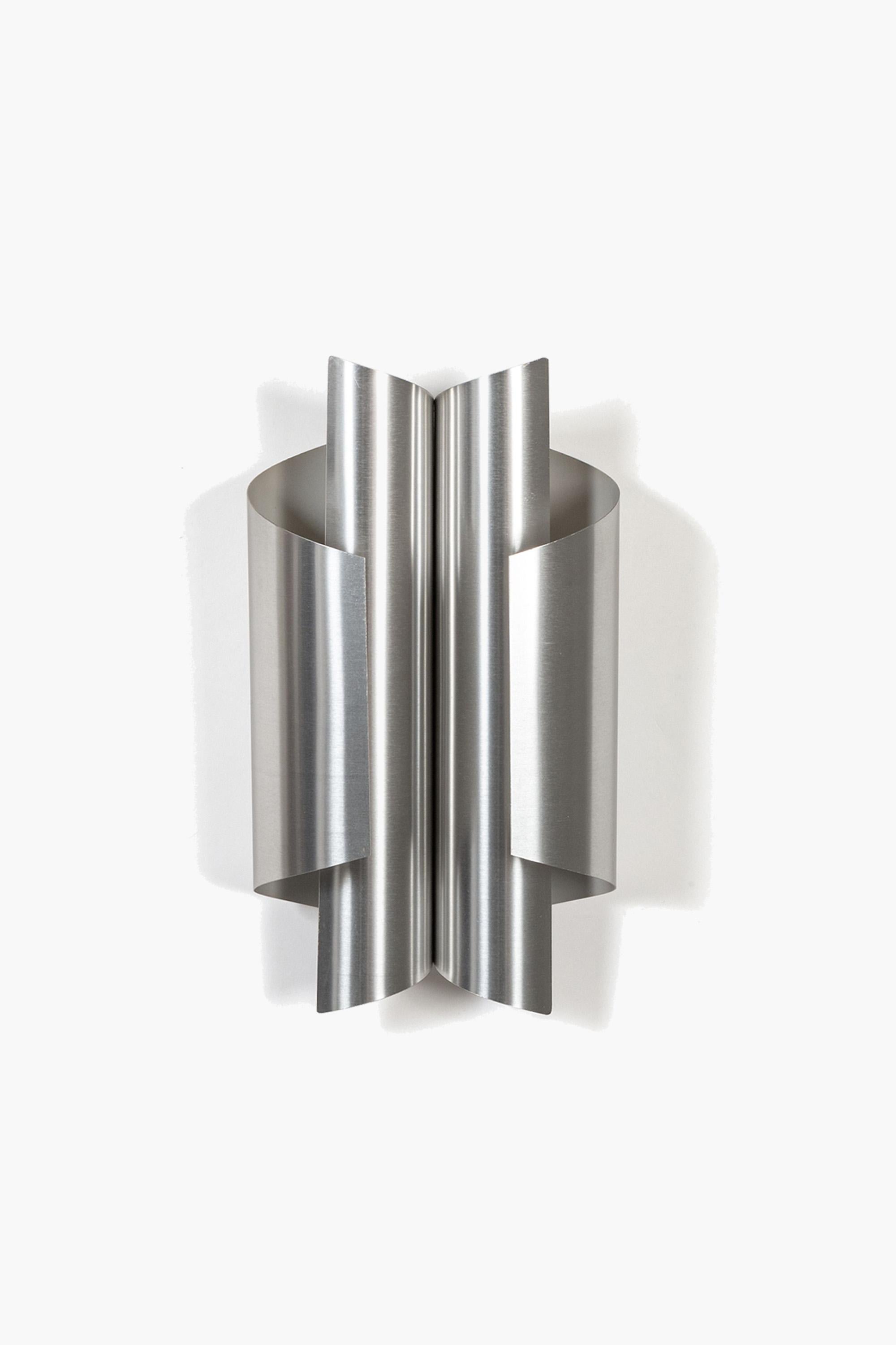 Mid-Century Modern Pair of Sculptural Brushed Aluminium Wall Lights, Italian, 1970s For Sale