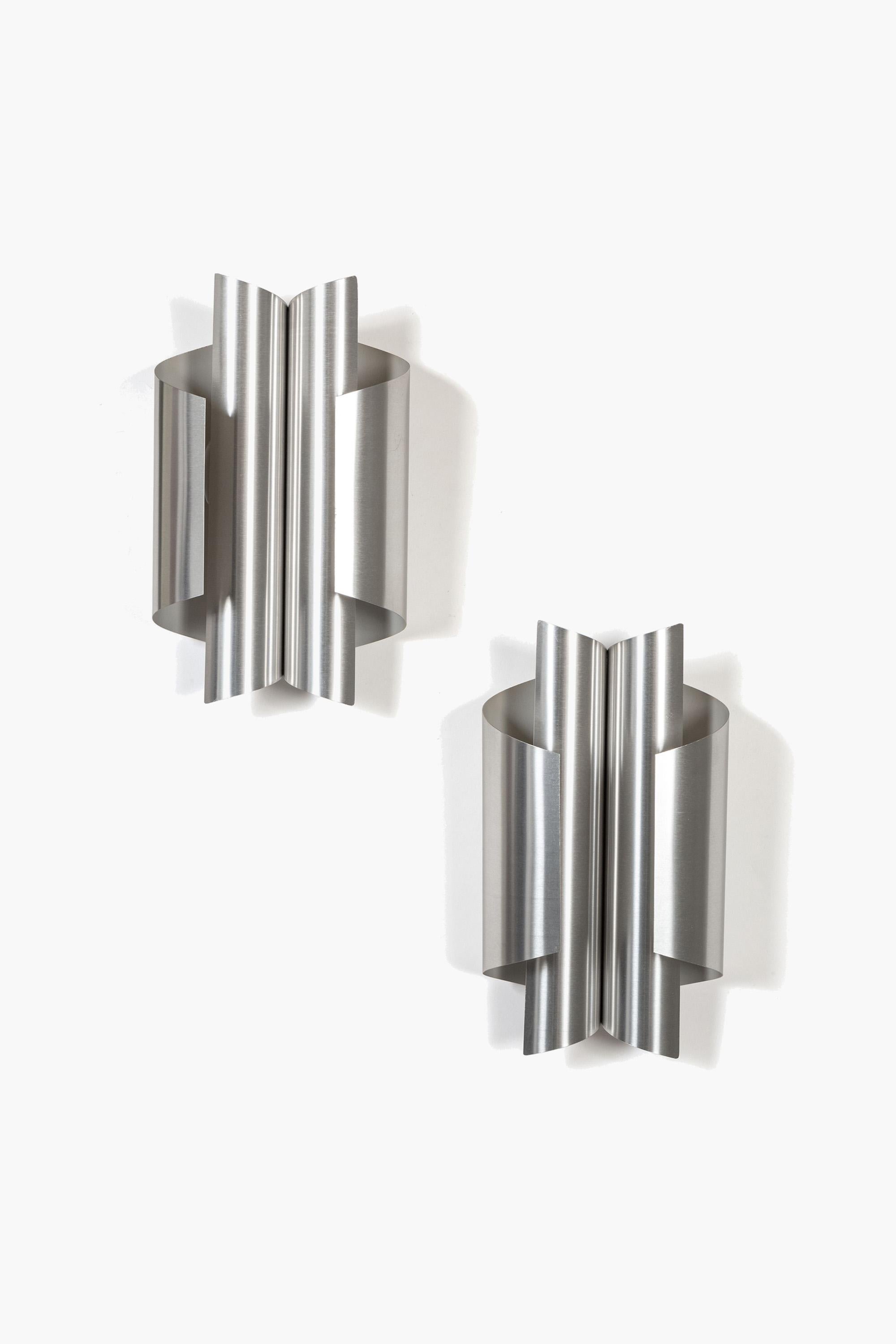 Pair of Sculptural Brushed Aluminium Wall Lights, Italian, 1970s In Good Condition For Sale In London, GB