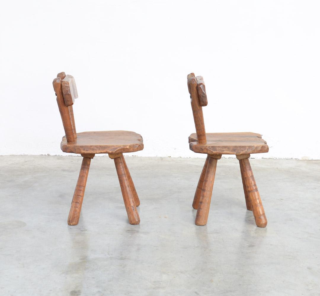 These sculptural Brutalist oak chairs can be dated in the 1950s.
These hand carved chairs are pure and imperfect. They will give your interior a Wabi Sabi touch.
Both chairs are in very good condition. They are signed by an unknown artist or
