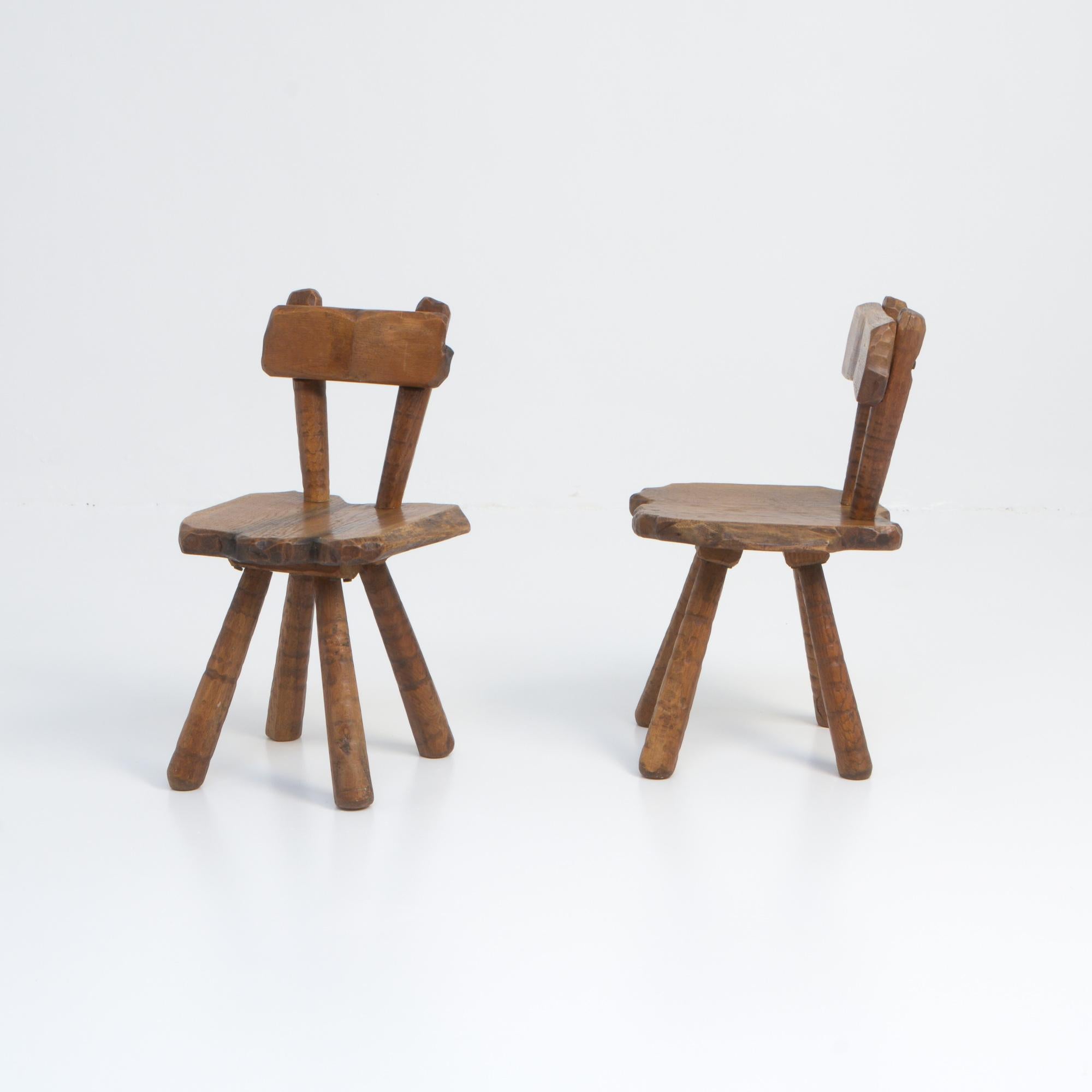 These sculptural Brutalist oak chairs can be dated in the 1950s.
These hand carved chairs are pure and imperfect. They will give your interior a Wabi Sabi touch.
Both chairs are in very good condition. They are signed by an unknown artist or