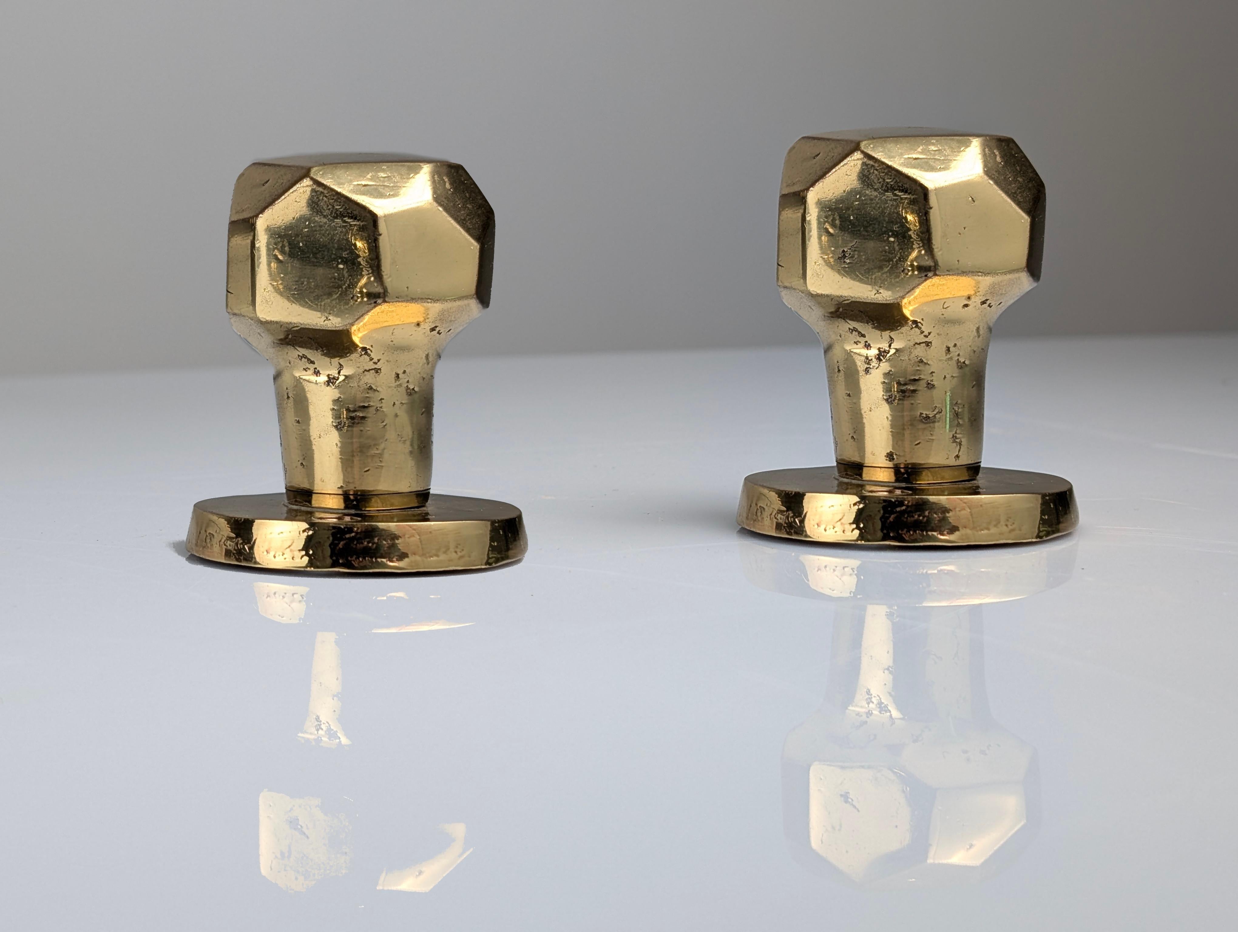 Une paire sophistiquée de boutons rotatifs en bronze massif avec un design géométrique sculptural qui allie harmonieusement la fonctionnalité et l'art des années 1970.

Ces pièces se distinguent par leur géométrie à facettes frappante, évoquant