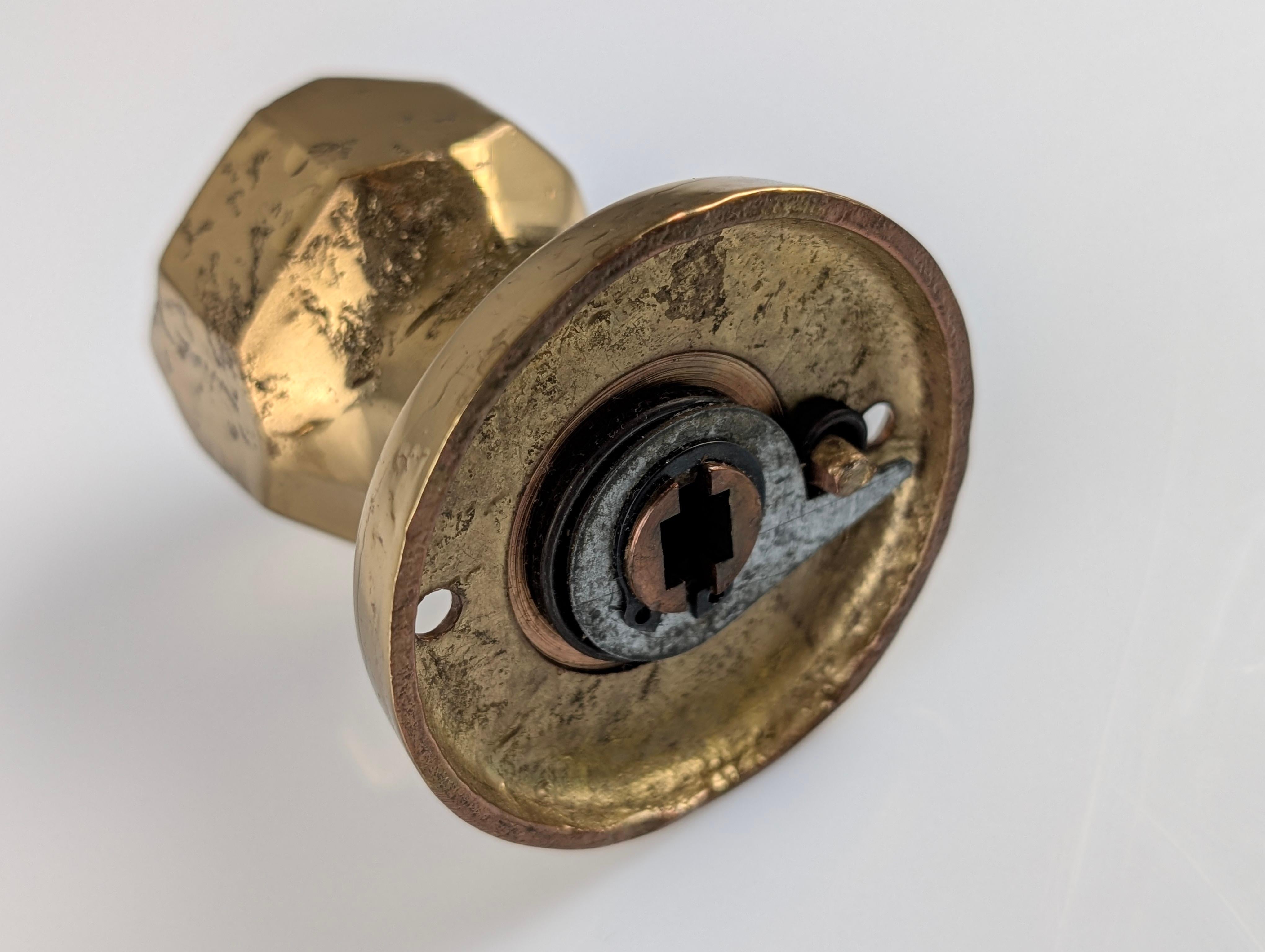 Paire de boutons de porte rotatifs sculpturaux brutalistes en bronze, 1970 Bon état - En vente à Benalmadena, ES