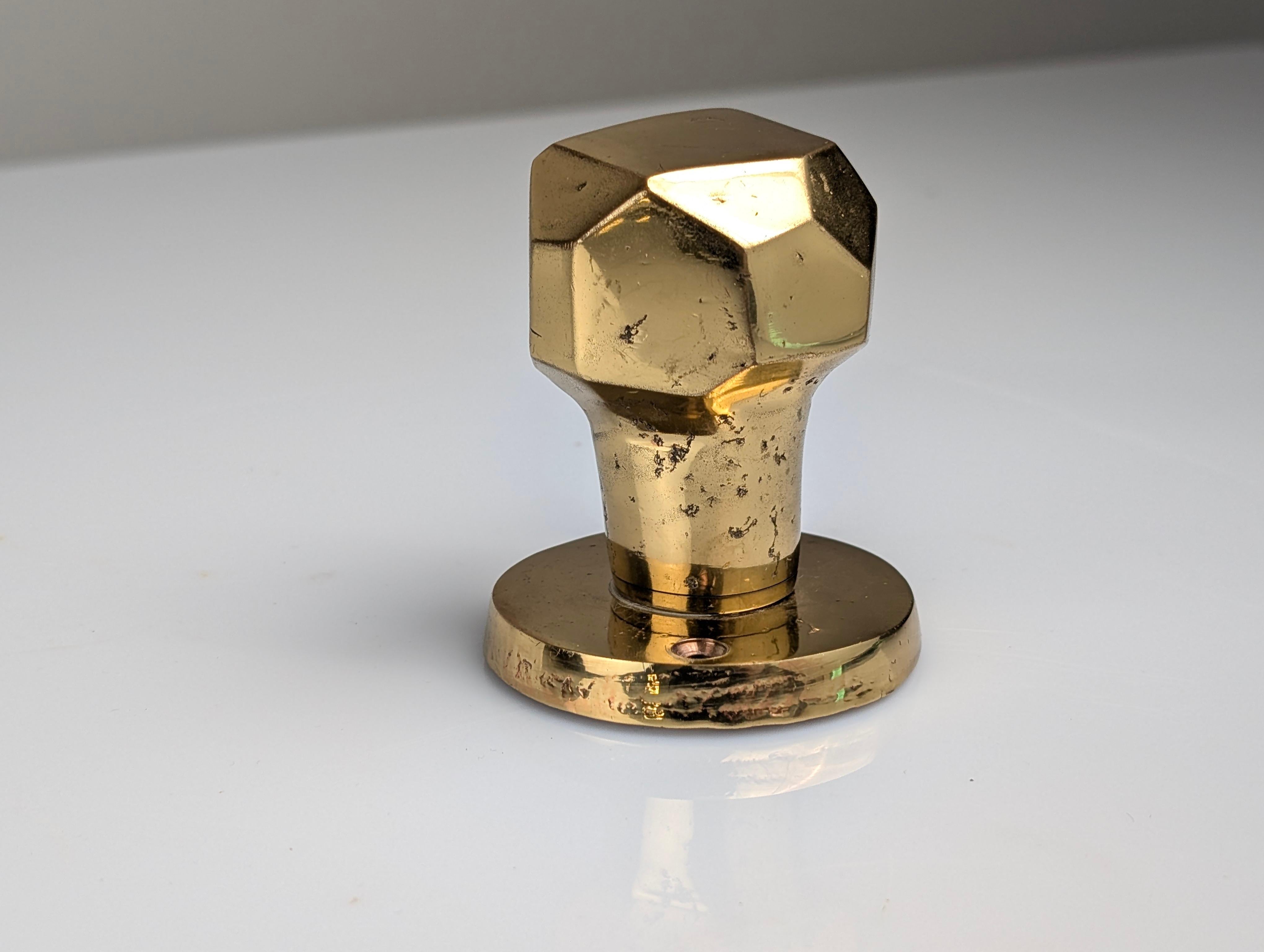 Paire de boutons de porte rotatifs sculpturaux brutalistes en bronze, 1970 en vente 1