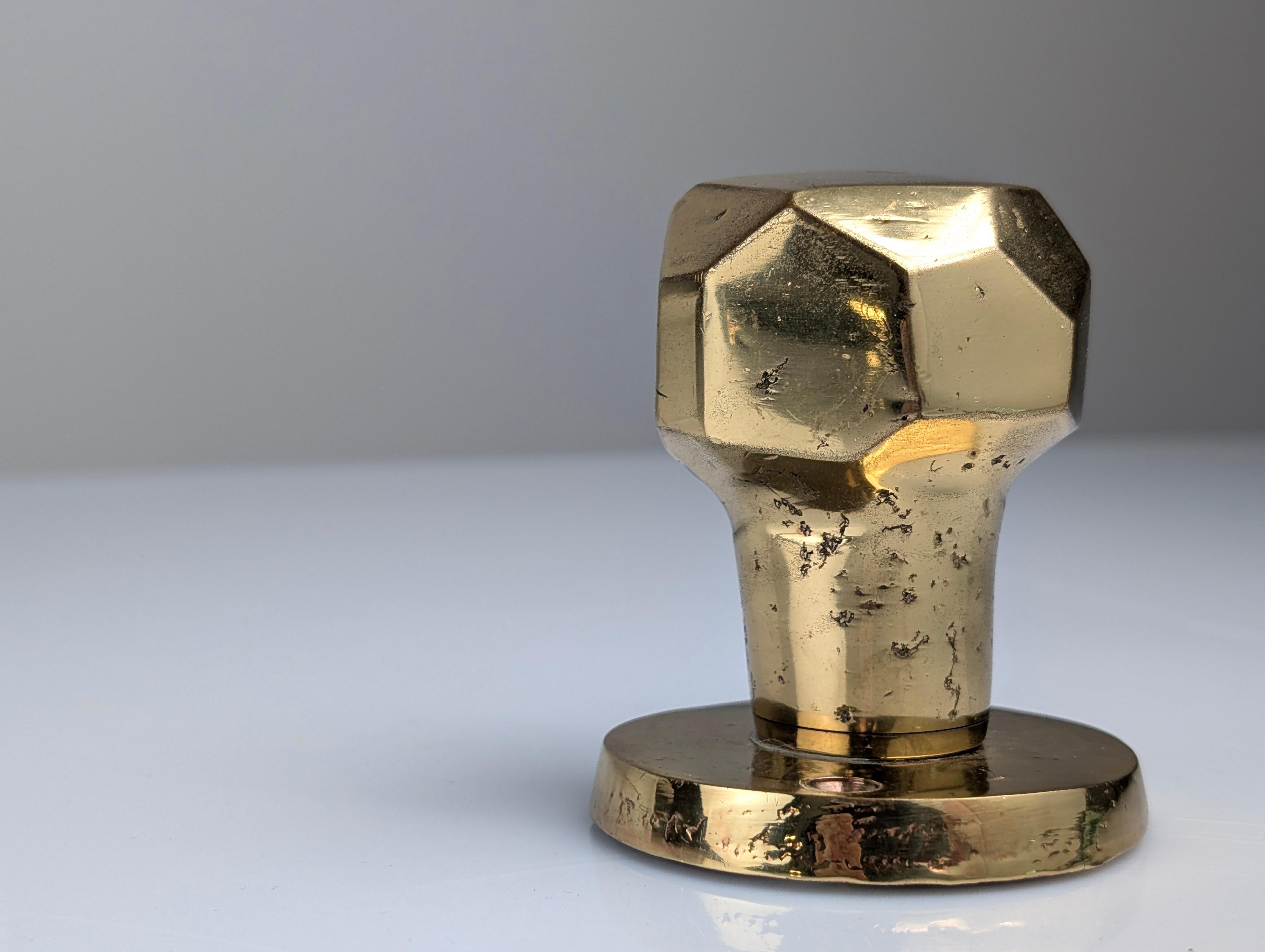 Paire de boutons de porte rotatifs sculpturaux brutalistes en bronze, 1970 en vente 2