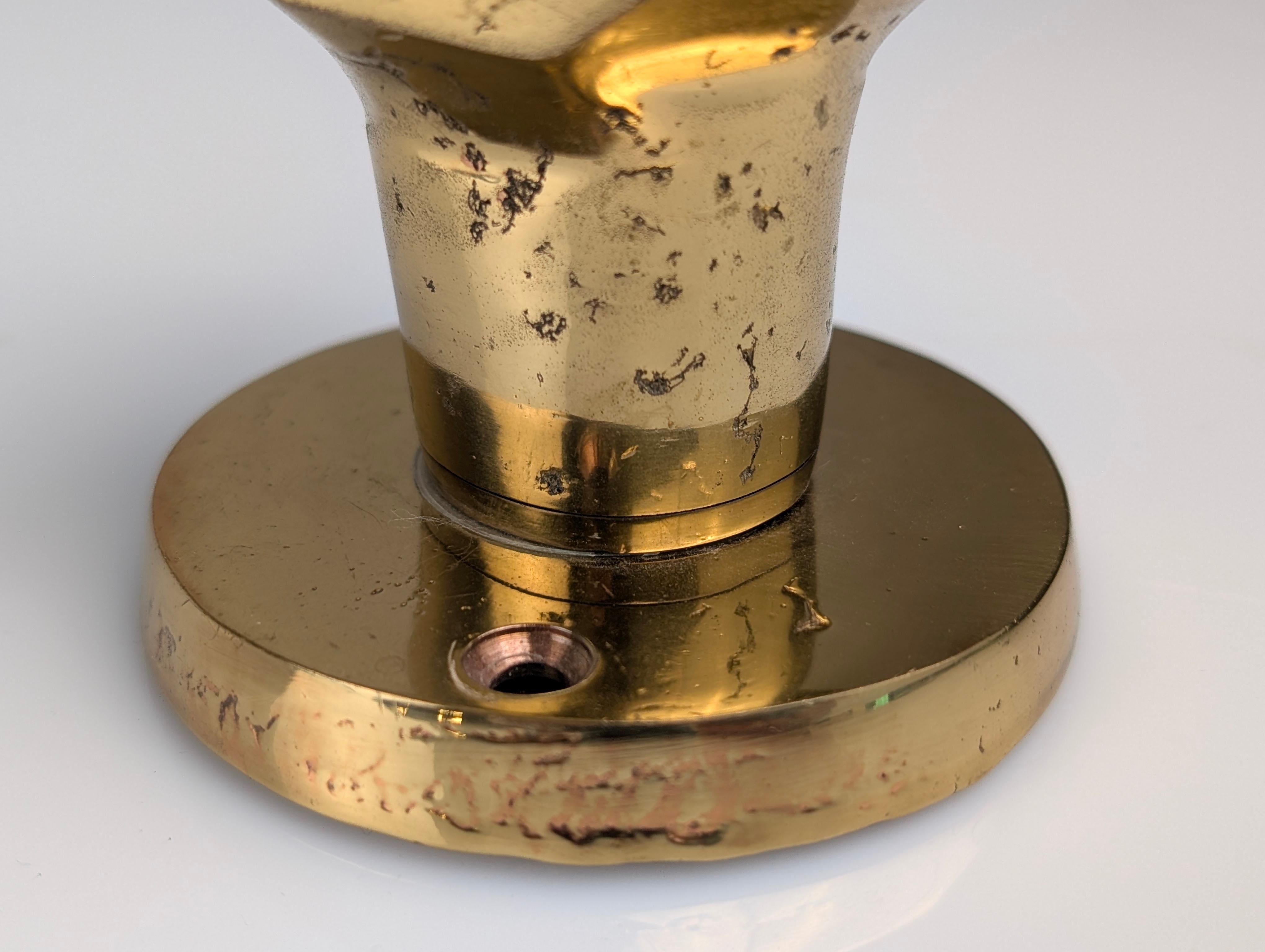 Paire de boutons de porte rotatifs sculpturaux brutalistes en bronze, 1970 en vente 3