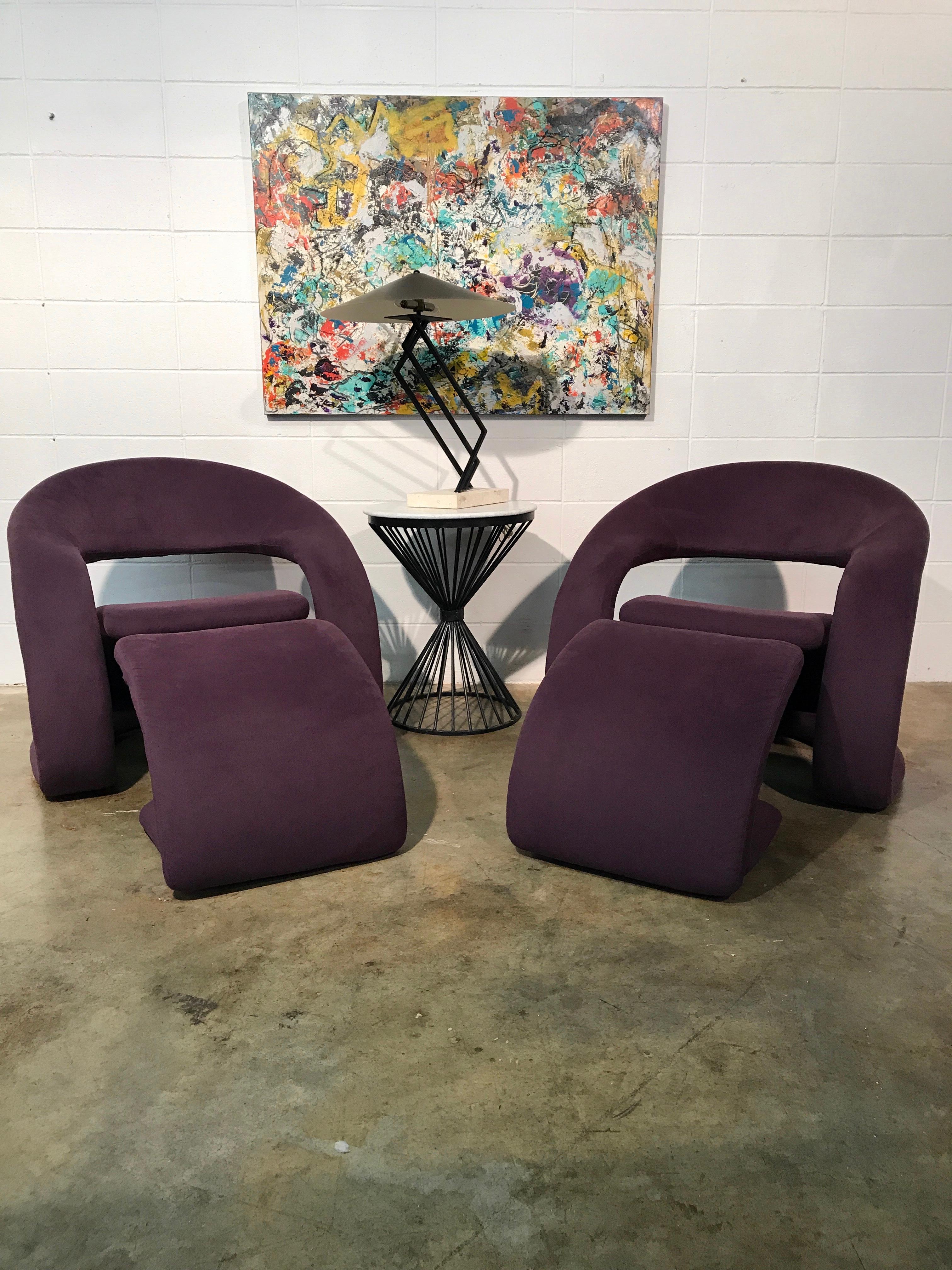 Pair of Sculptural Cantilever Chairs with Ottoman Memphis Style In Good Condition In Marietta, GA