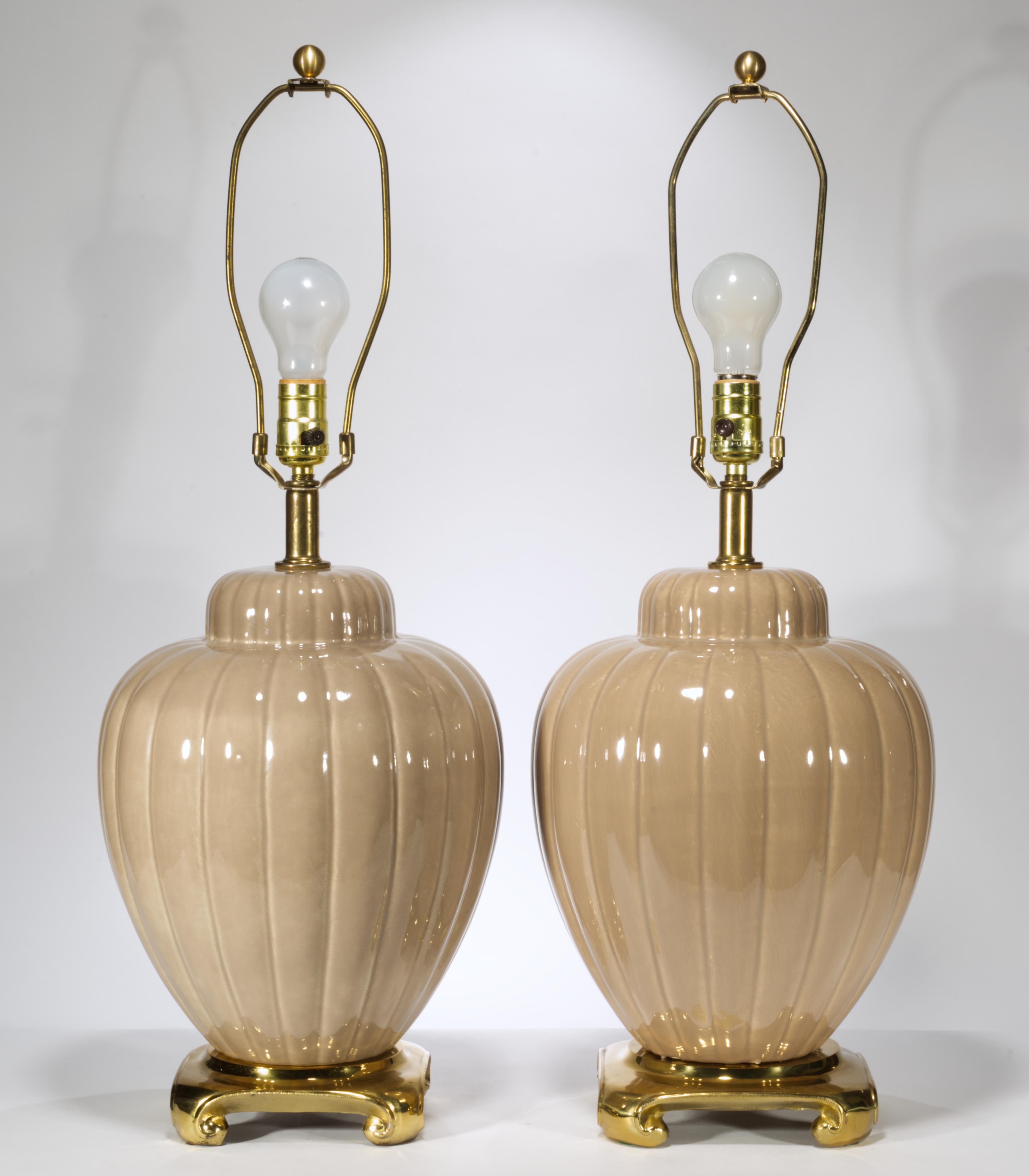  Vintage-Keramik-Tischlampen mit urnenförmigen Sockeln im Chinoiserie-Stil; die abgerundeten, geriffelten Reliefs gleiten von oben entlang der Linien der Sockel und verleihen ihnen den Einfluss von Streamline Moderne und Art Deco. Die elegante