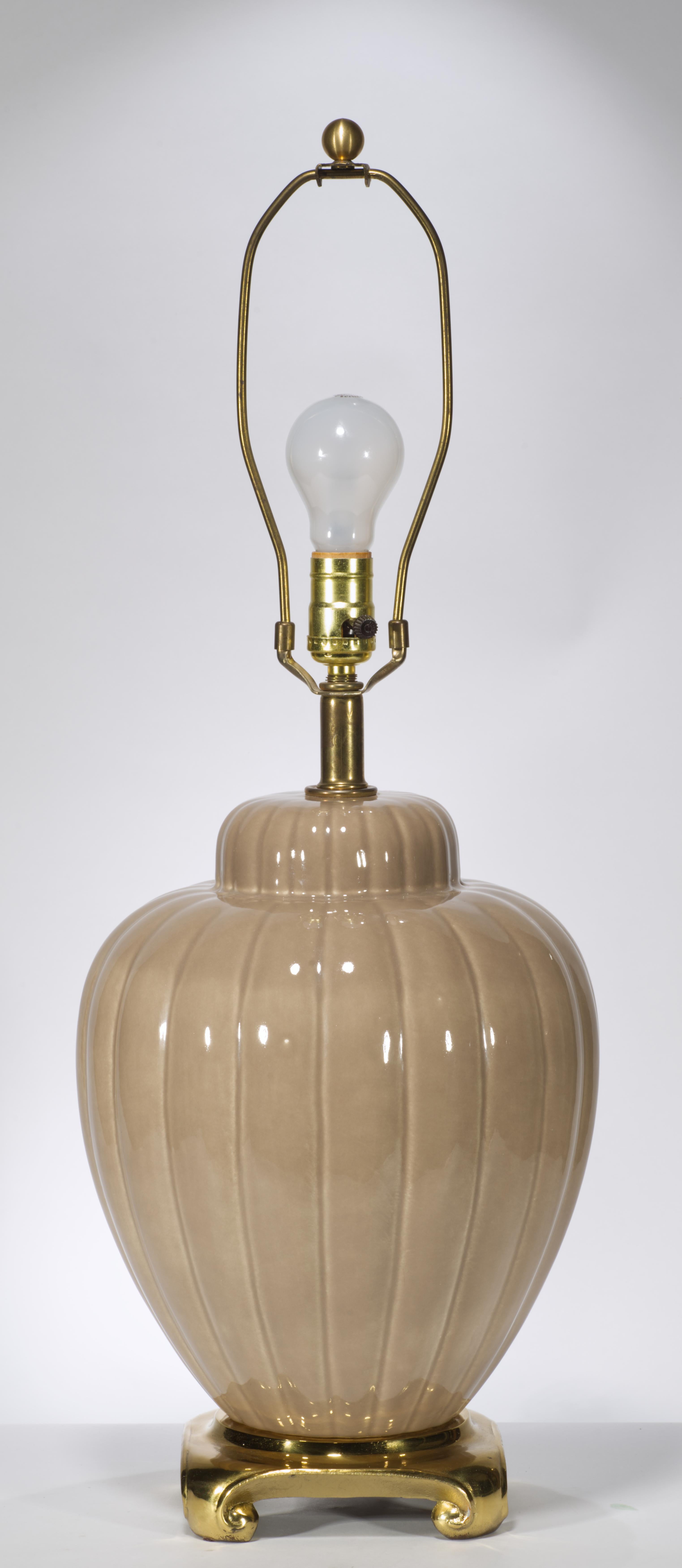 Paar skulpturale mokkabraune Urnen-Tischlampen im Chinoiserie-Stil, 1970er Jahre (Glasiert) im Angebot