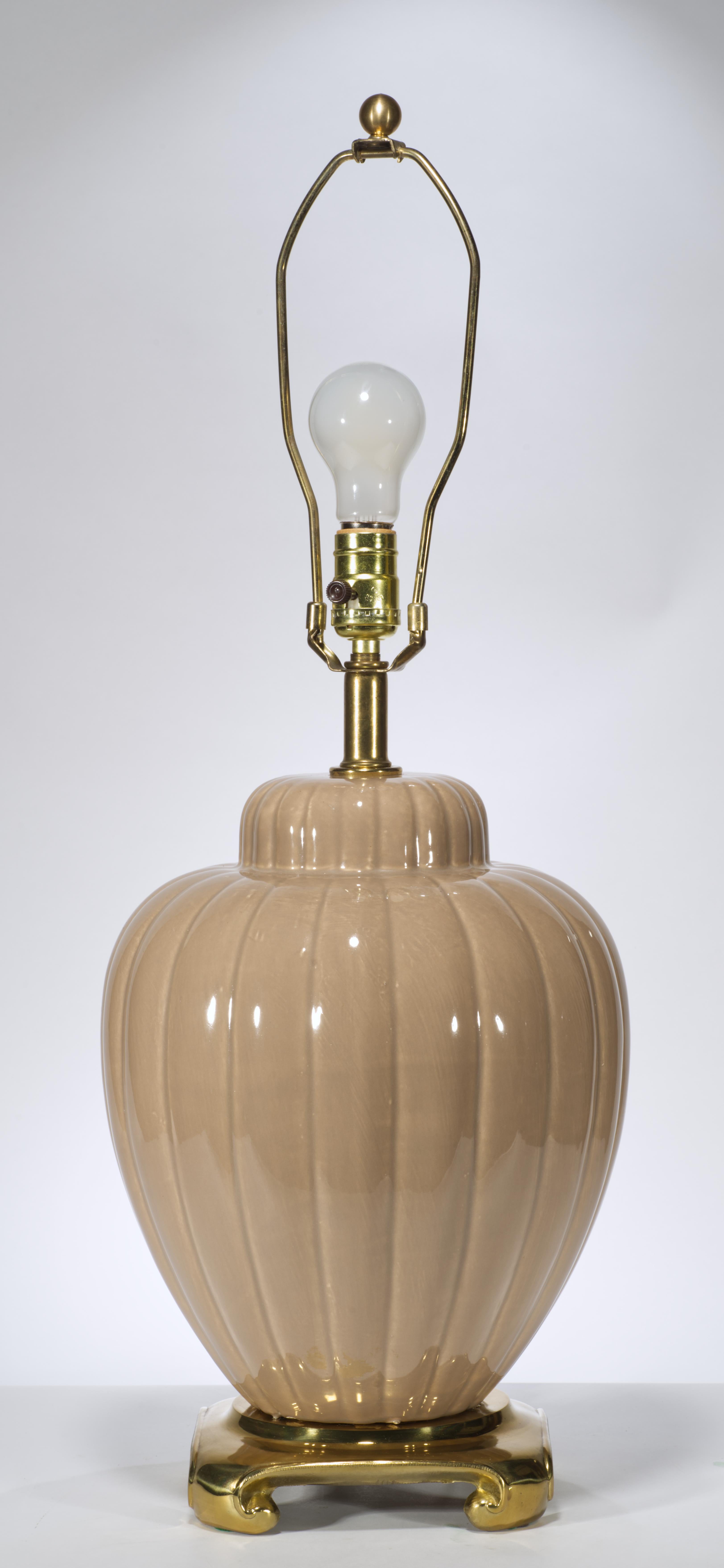 Paar skulpturale mokkabraune Urnen-Tischlampen im Chinoiserie-Stil, 1970er Jahre im Zustand „Gut“ im Angebot in Clifton Springs, NY