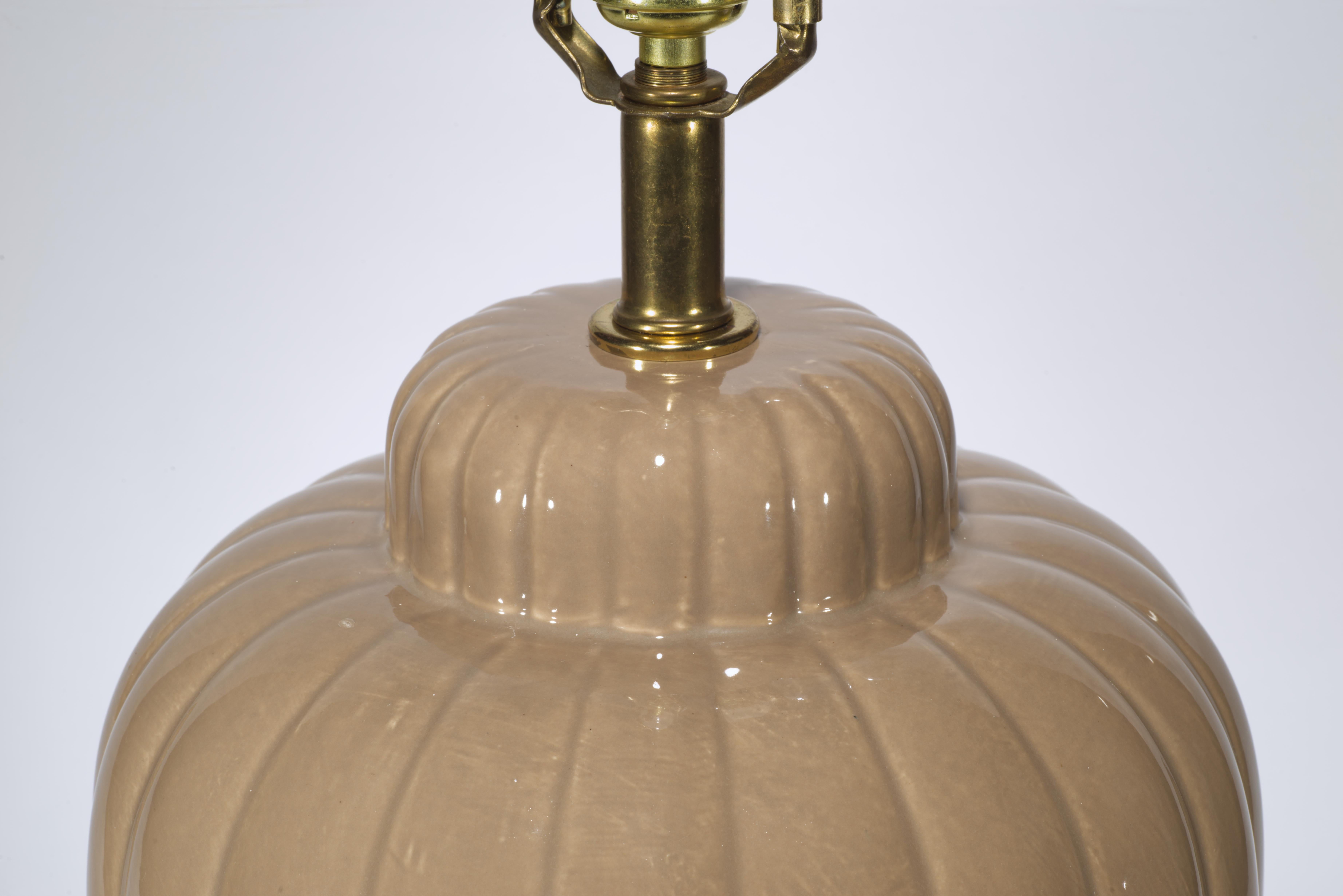 Paar skulpturale mokkabraune Urnen-Tischlampen im Chinoiserie-Stil, 1970er Jahre (Messing) im Angebot