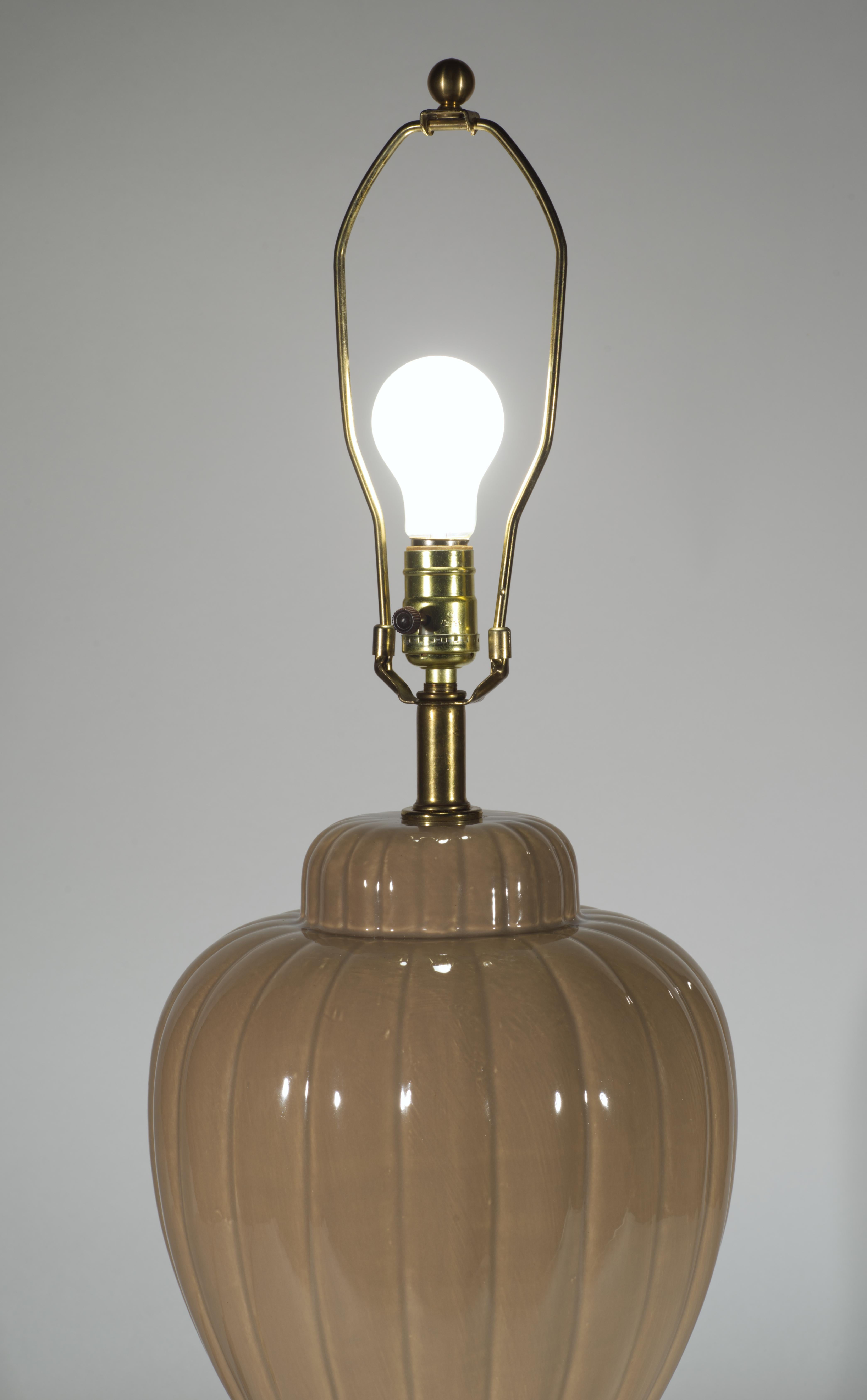 Paar skulpturale mokkabraune Urnen-Tischlampen im Chinoiserie-Stil, 1970er Jahre im Angebot 2