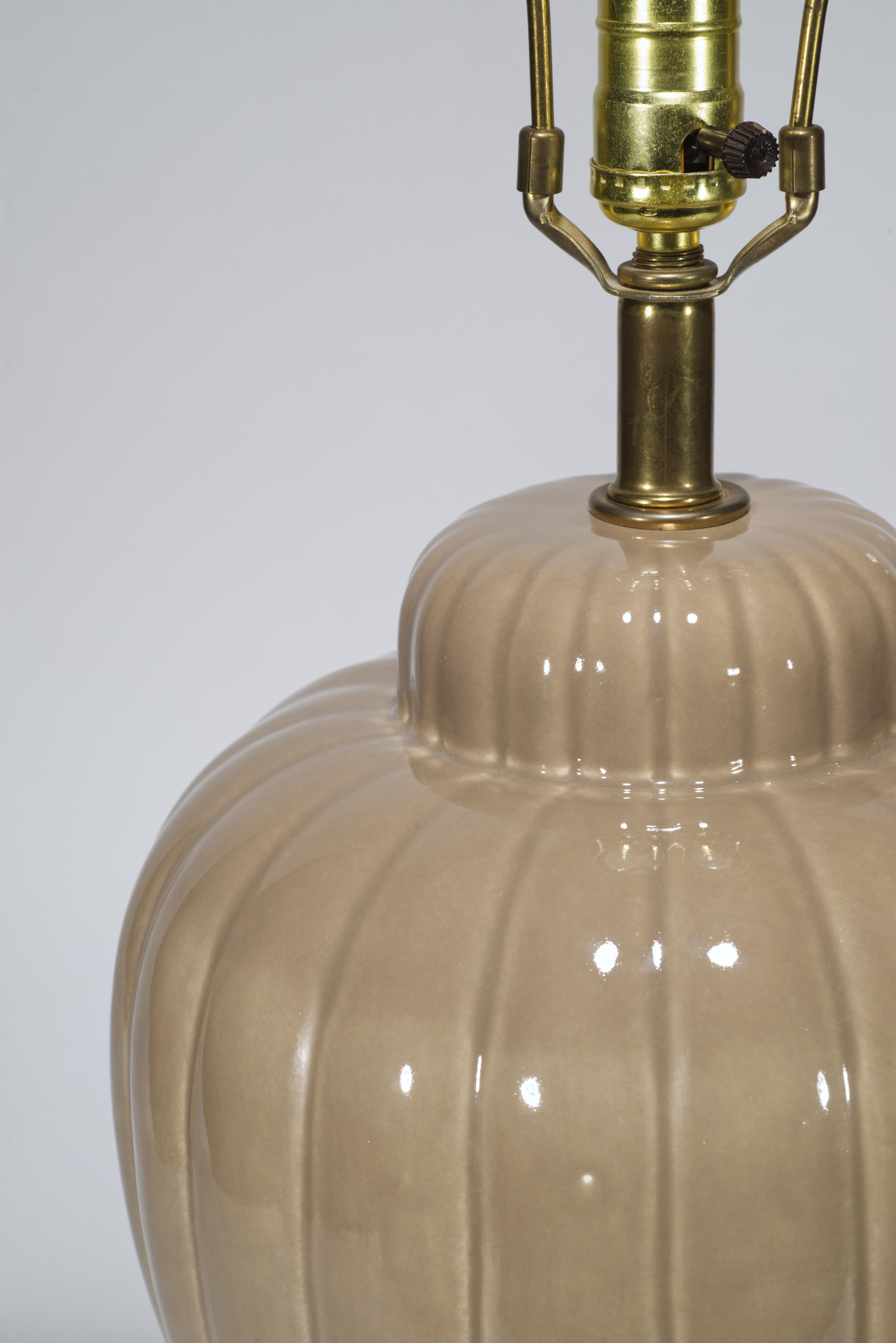 Paar skulpturale mokkabraune Urnen-Tischlampen im Chinoiserie-Stil, 1970er Jahre im Angebot 3