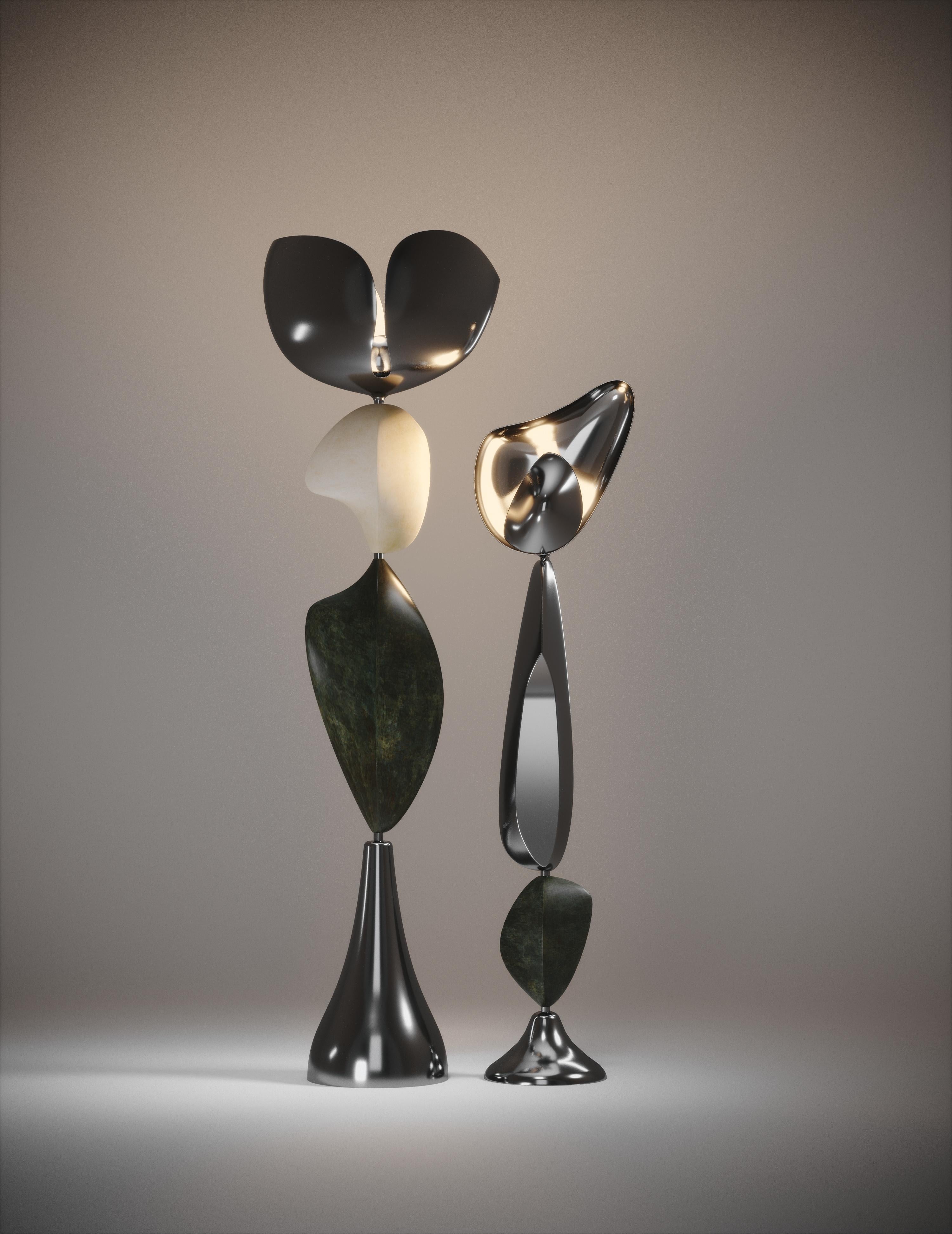 Laiton Paire de lampadaires sculpturaux en finition chrome avec incrustation en forme de coquille de stylo par Kifu Paris en vente