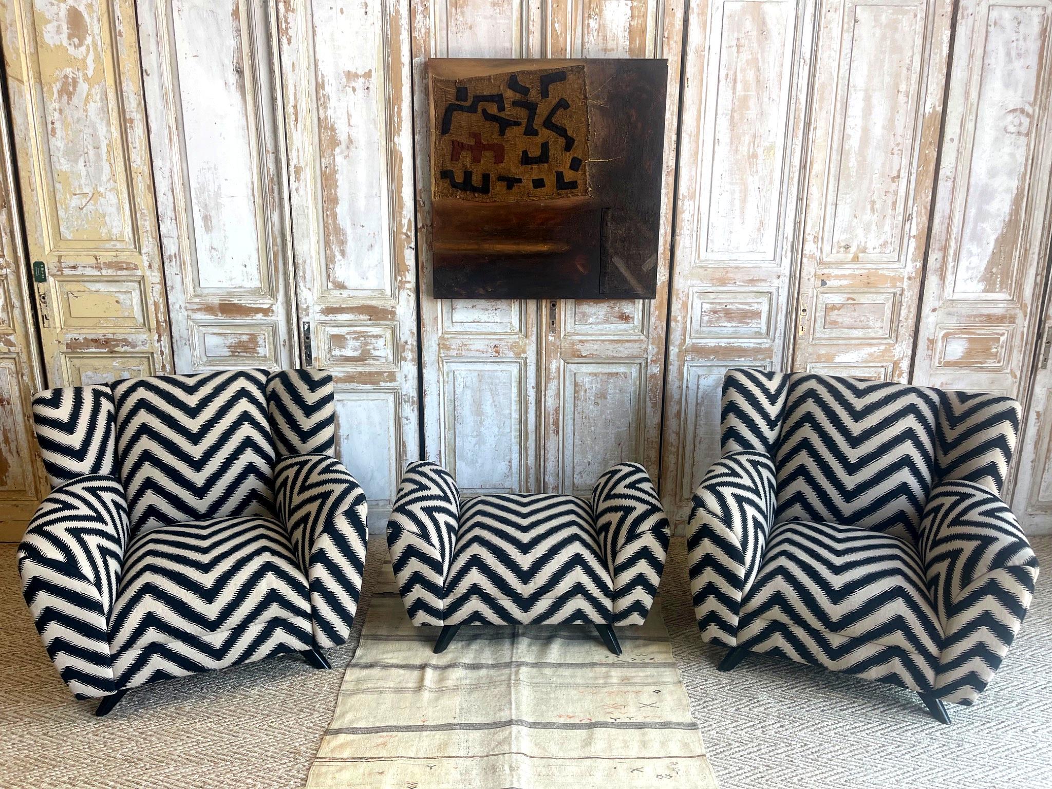 Coppia di sedie club scultoree personalizzate con pouf abbinato, rivestite di recente con un tessuto chevron di Rubelli.  I colori della Fabrice sono nero e bianco sporco/beige.  Il bianco sporco può assumere una connotazione più simile al beige con